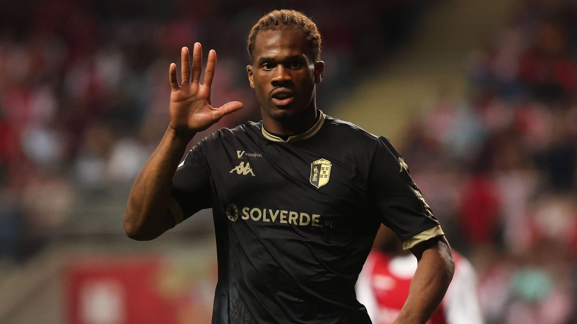 Samuel Essende hebt grüßend die Hand.