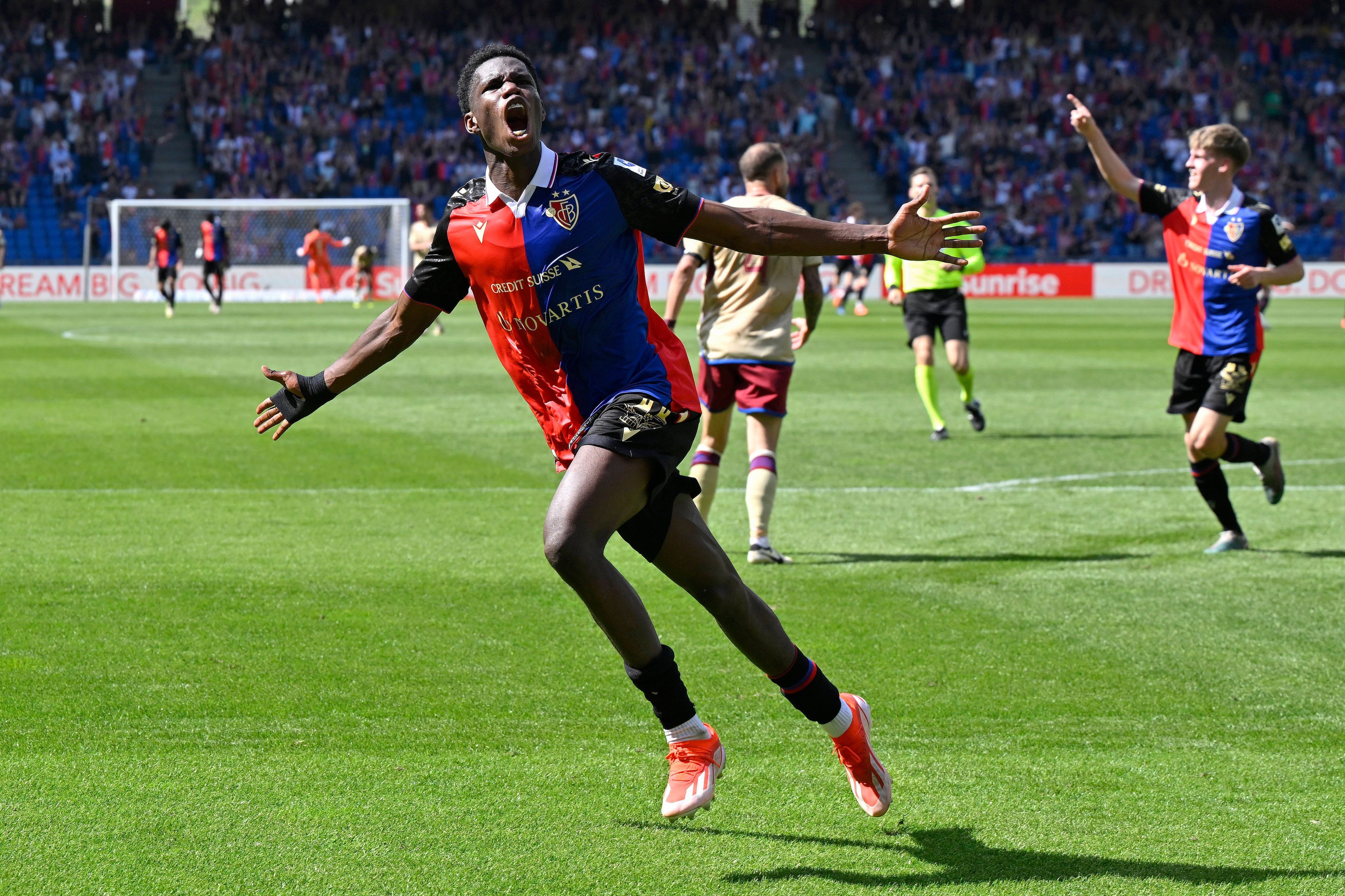 Thierno Barry jubelt mit ausgebreiteten Armen über ein Tor im Trikot von Basel.