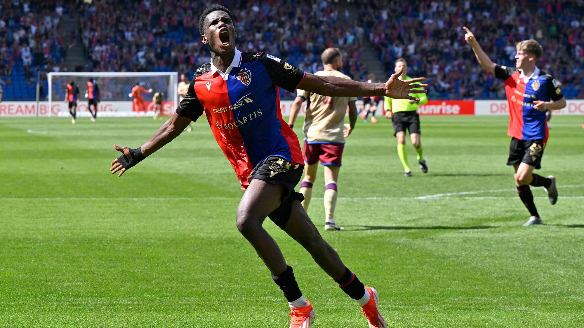 Thierno Barry jubelt mit ausgebreiteten Armen über ein Tor im Trikot von Basel.