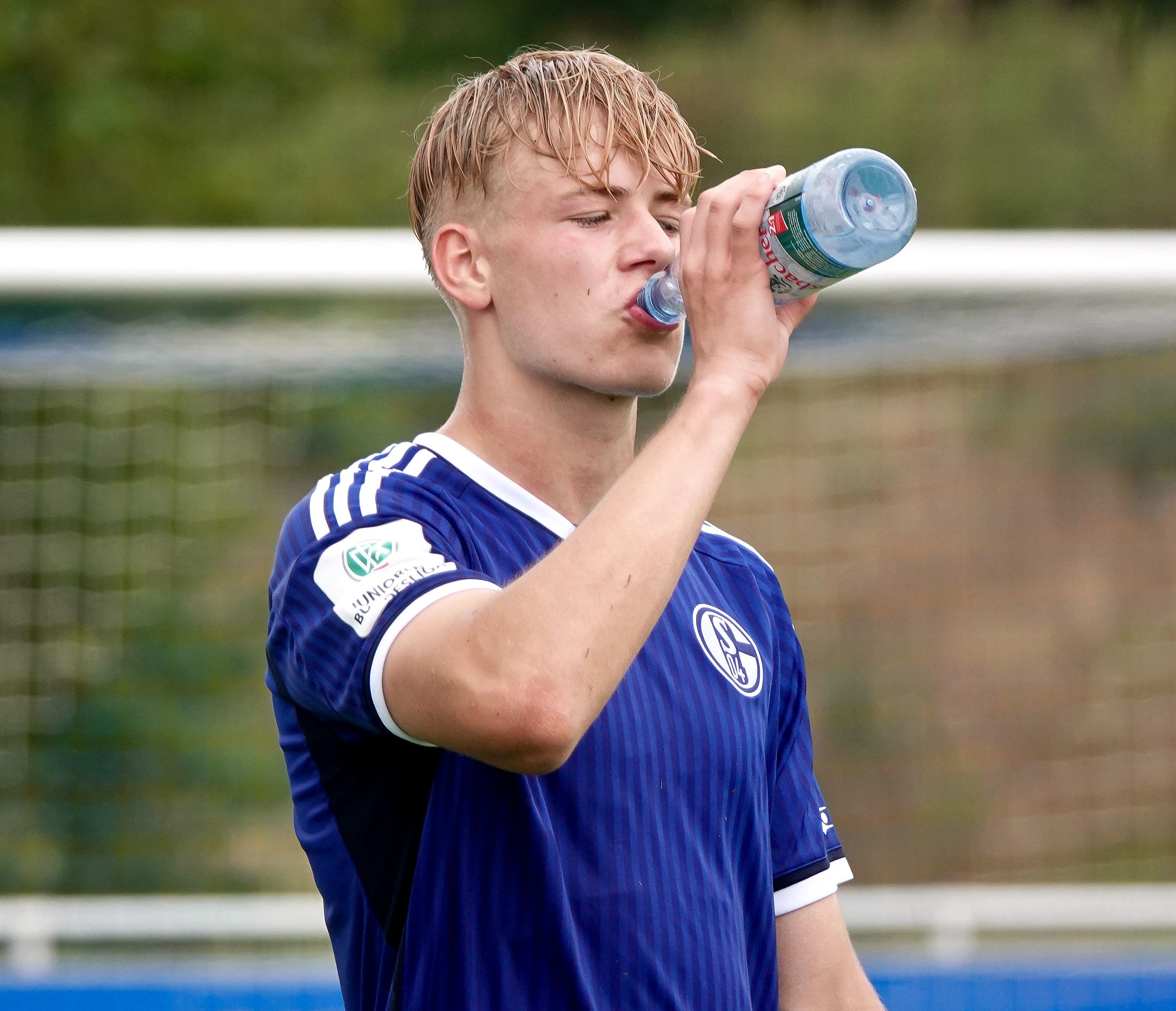 Tristan Top-Rasmussen trinkt bei einer Spielunterbrechung Wasser.