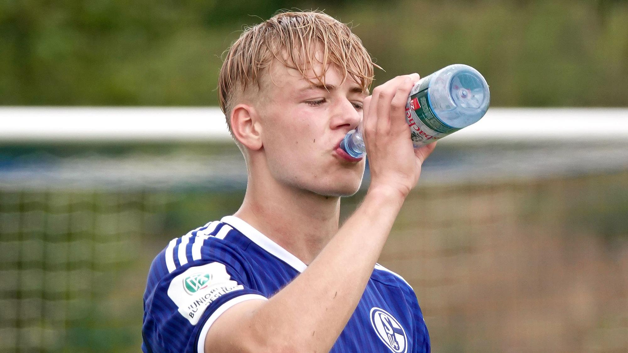Tristan Top-Rasmussen trinkt bei einer Spielunterbrechung Wasser.