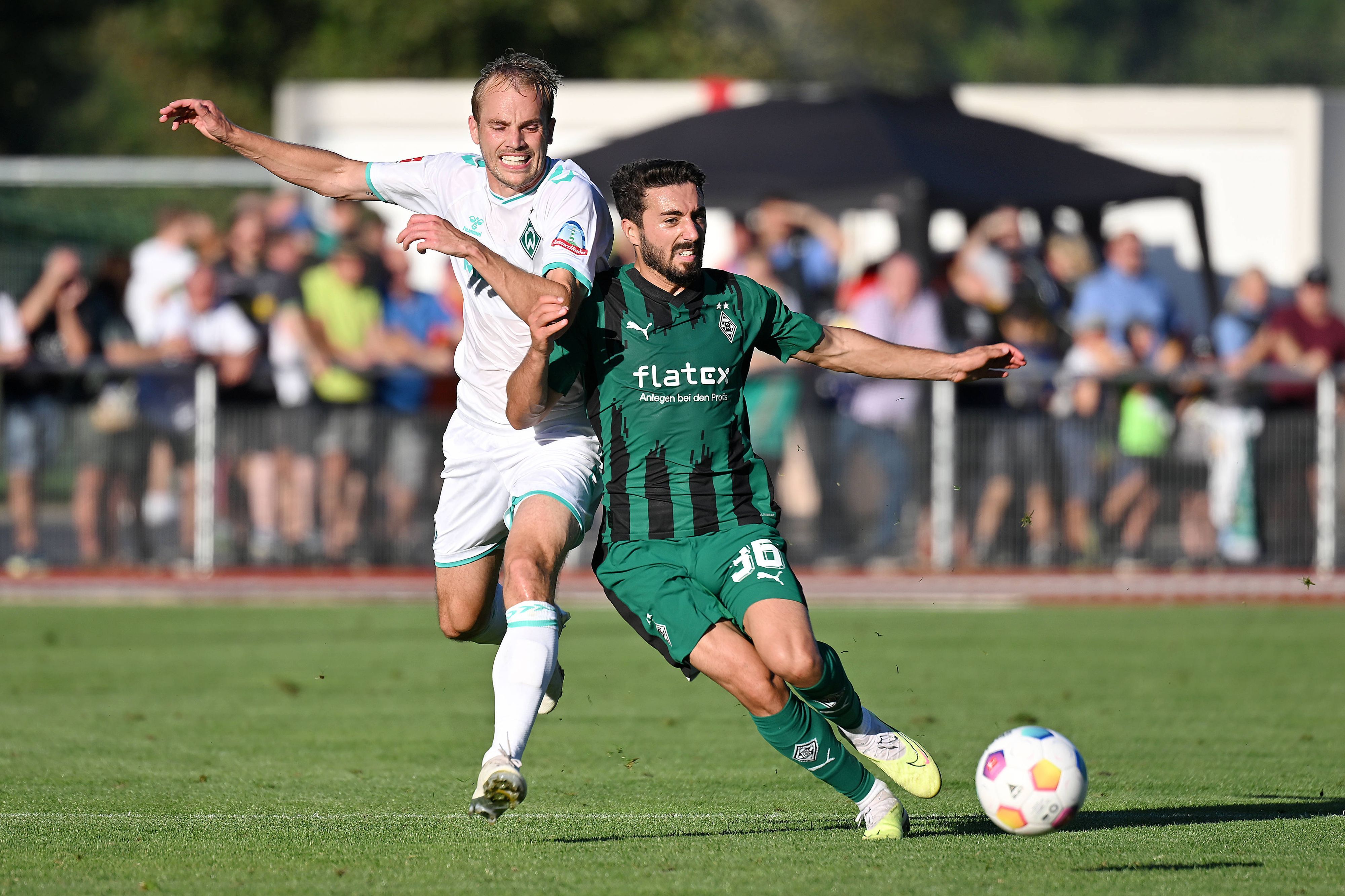 Jacob Italiano im Gladbach-Trikot gegen Werder Bremen.