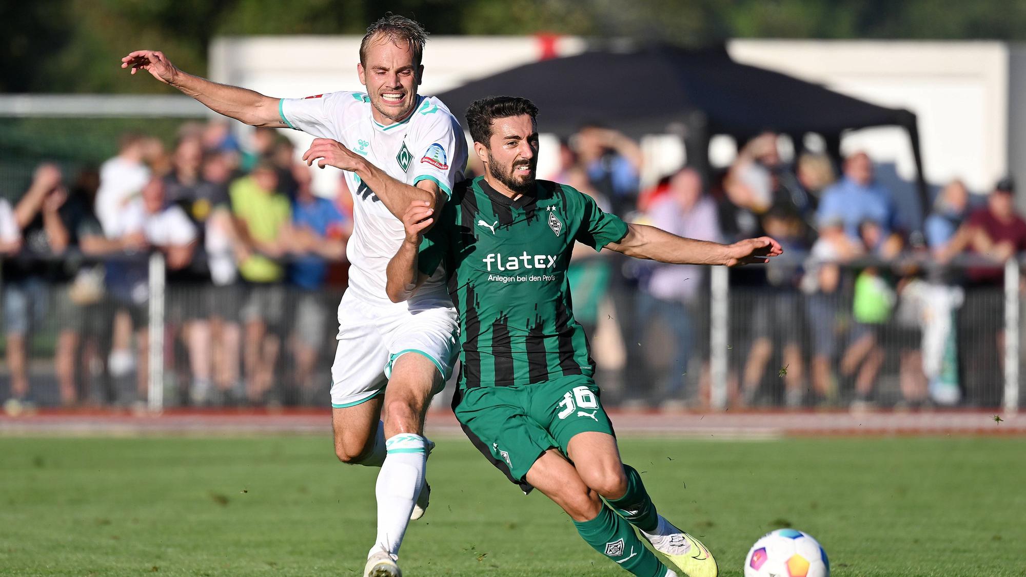 Jacob Italiano im Gladbach-Trikot gegen Werder Bremen.