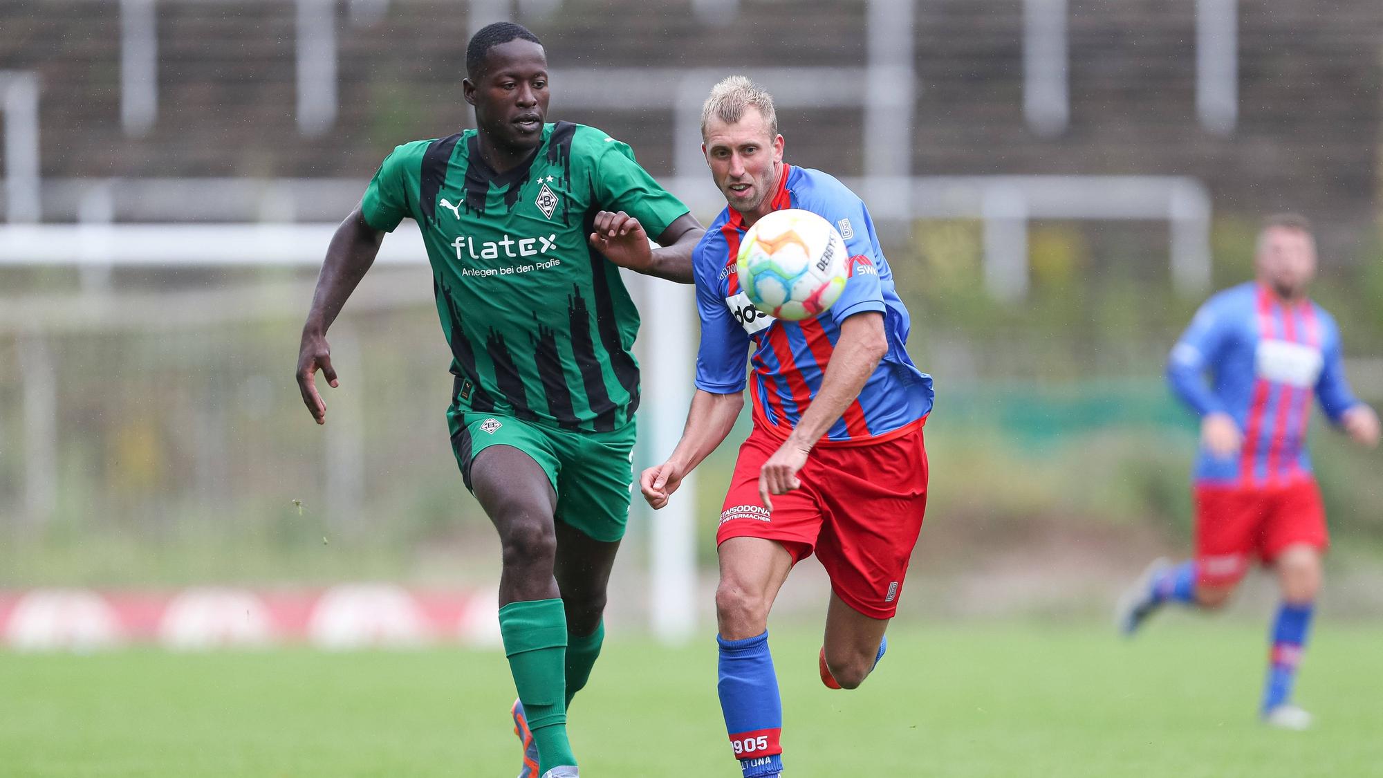 Dimitrie Deumi Nappi läuft dem Ball hinterher.