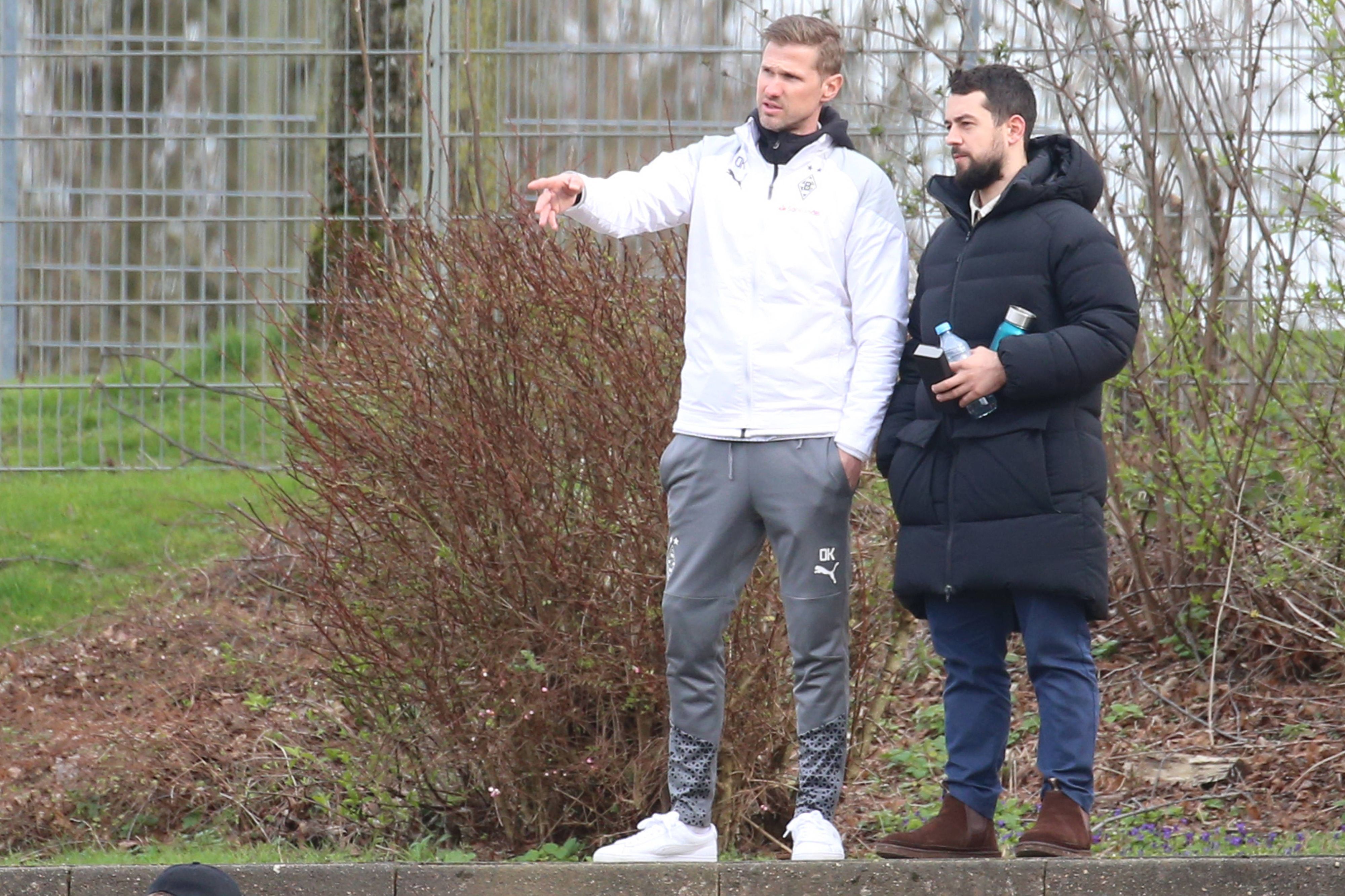 Oliver Kirch steht neben Amin Younes.