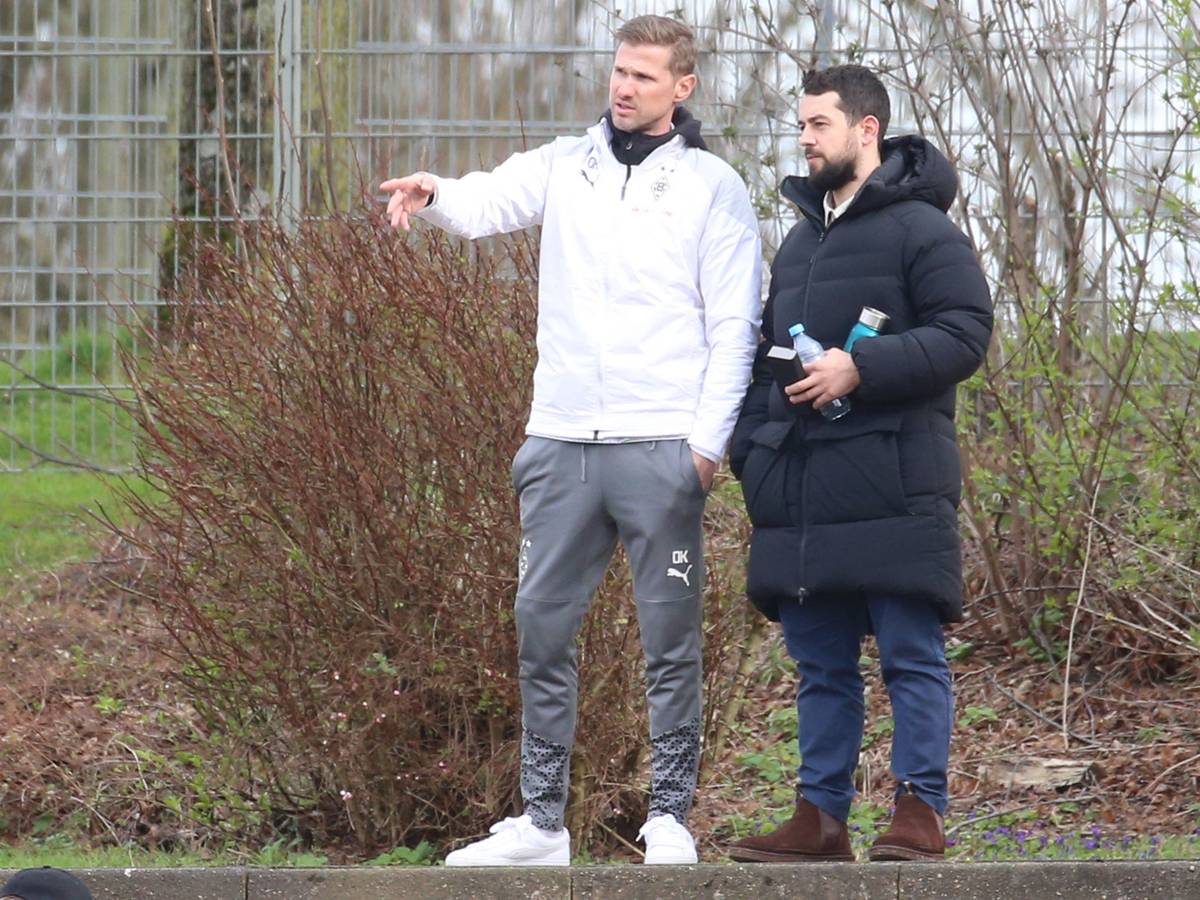 Oliver Kirch steht neben Amin Younes.