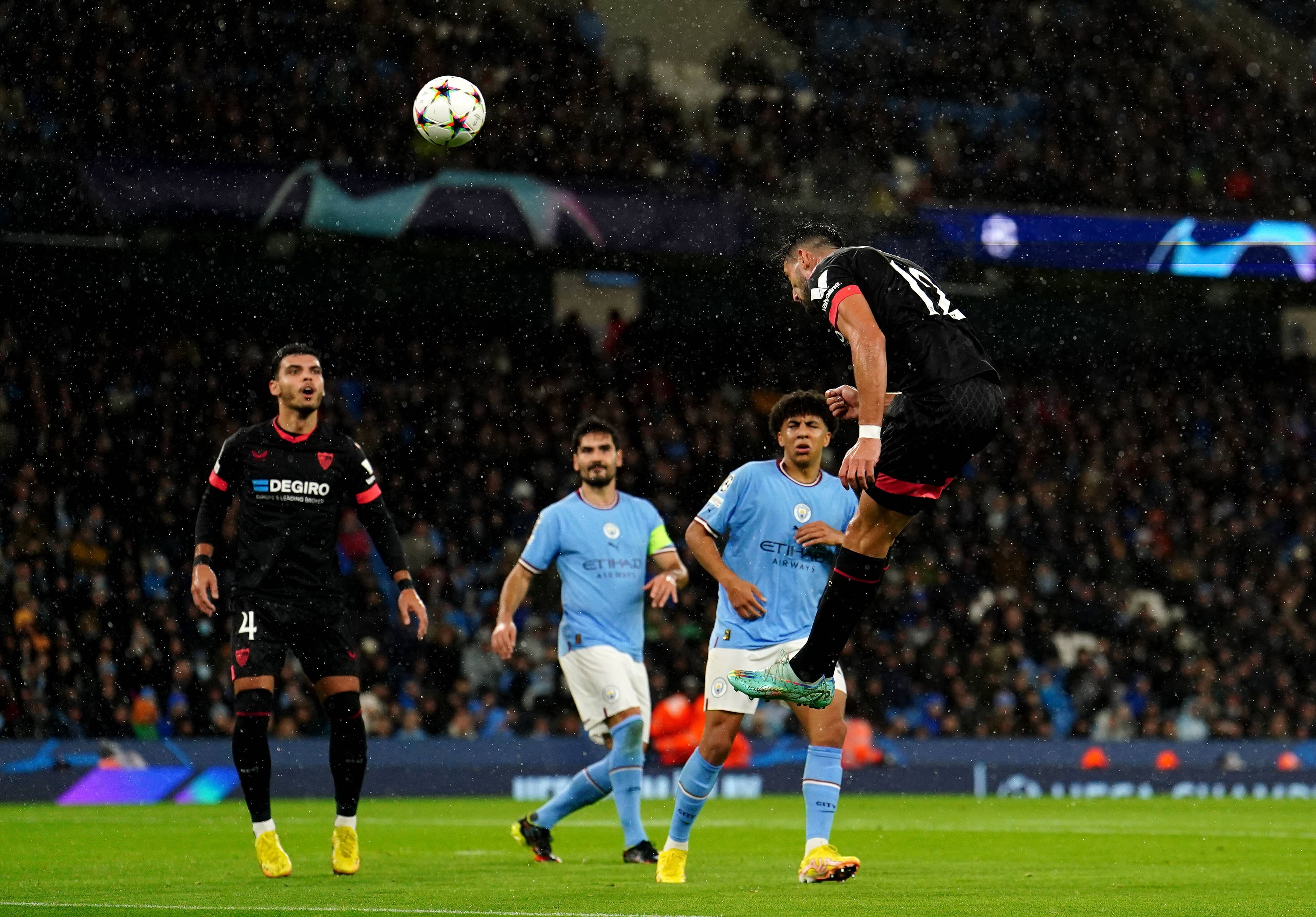 Rafa Mir mit einem Kopfball.