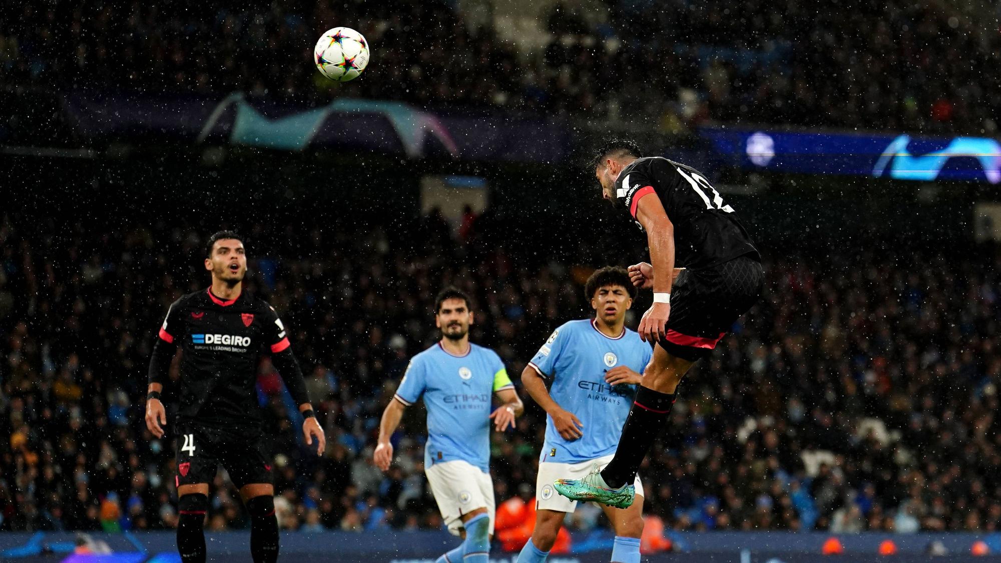 Rafa Mir mit einem Kopfball.