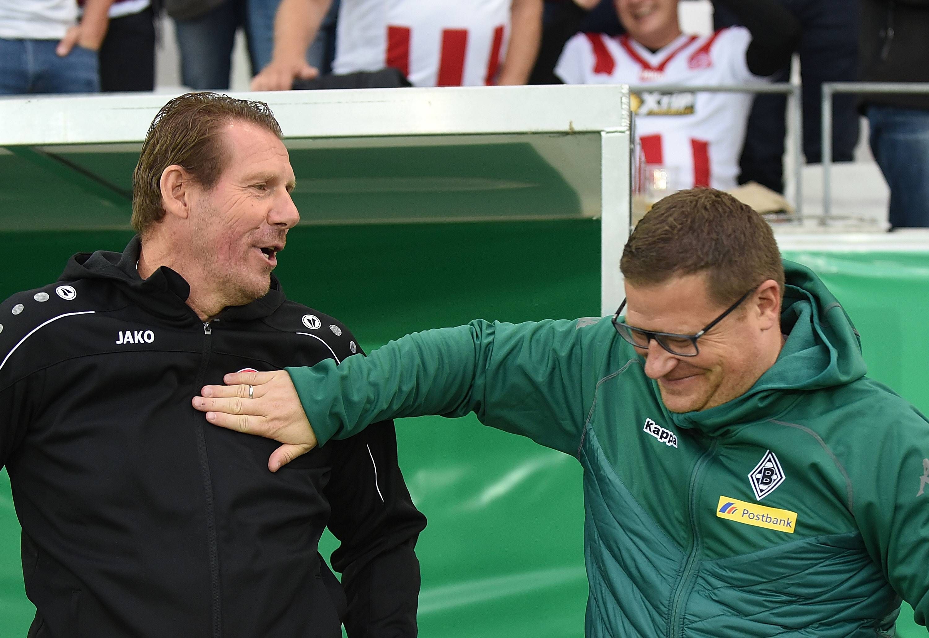 Sven Demandt und Max Eberl bei einer freundschaftlichen Begrüßung.