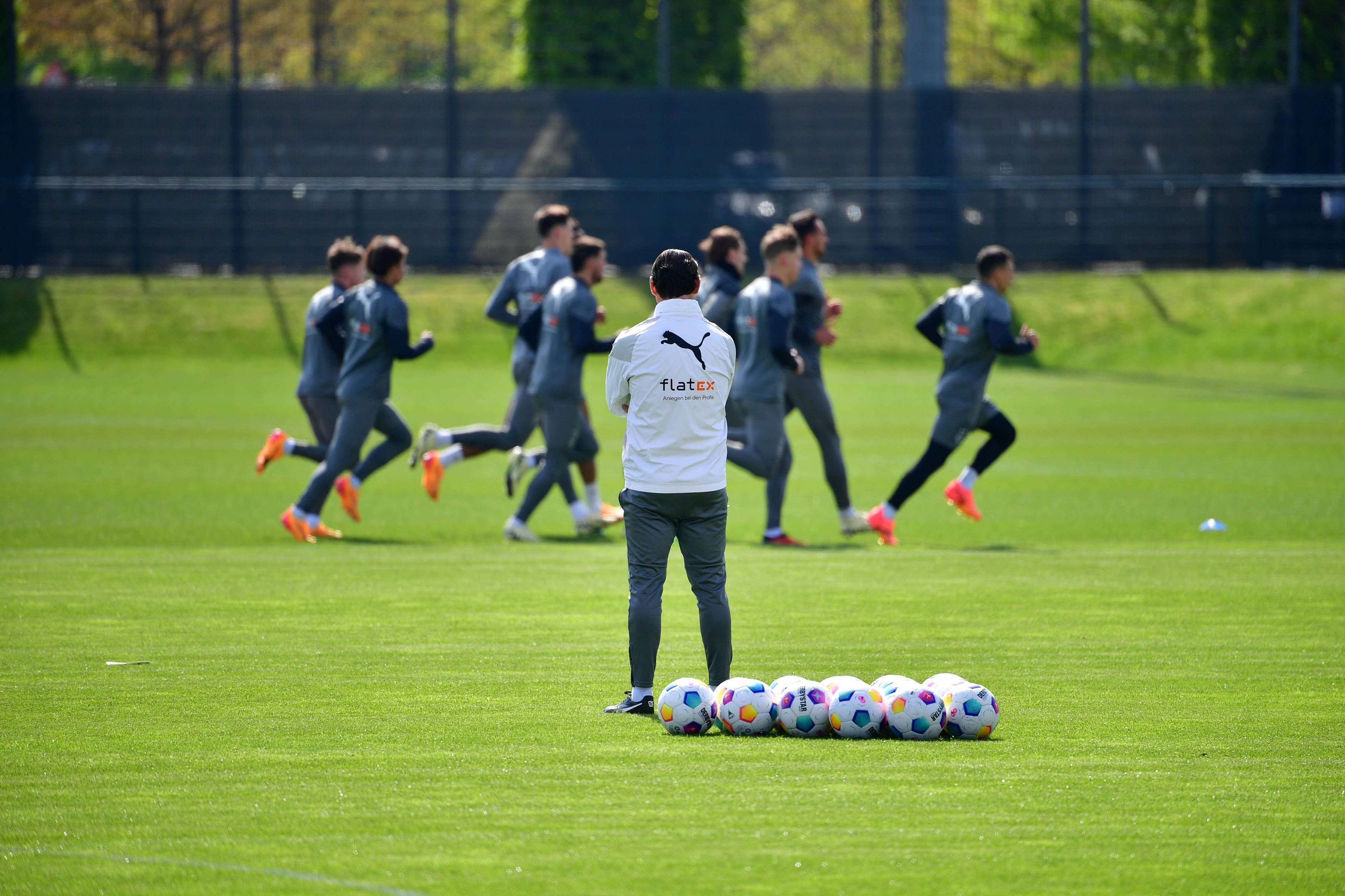 Gerardo Seoane beobachtete seine Mannschaft beim Lauf-Training.