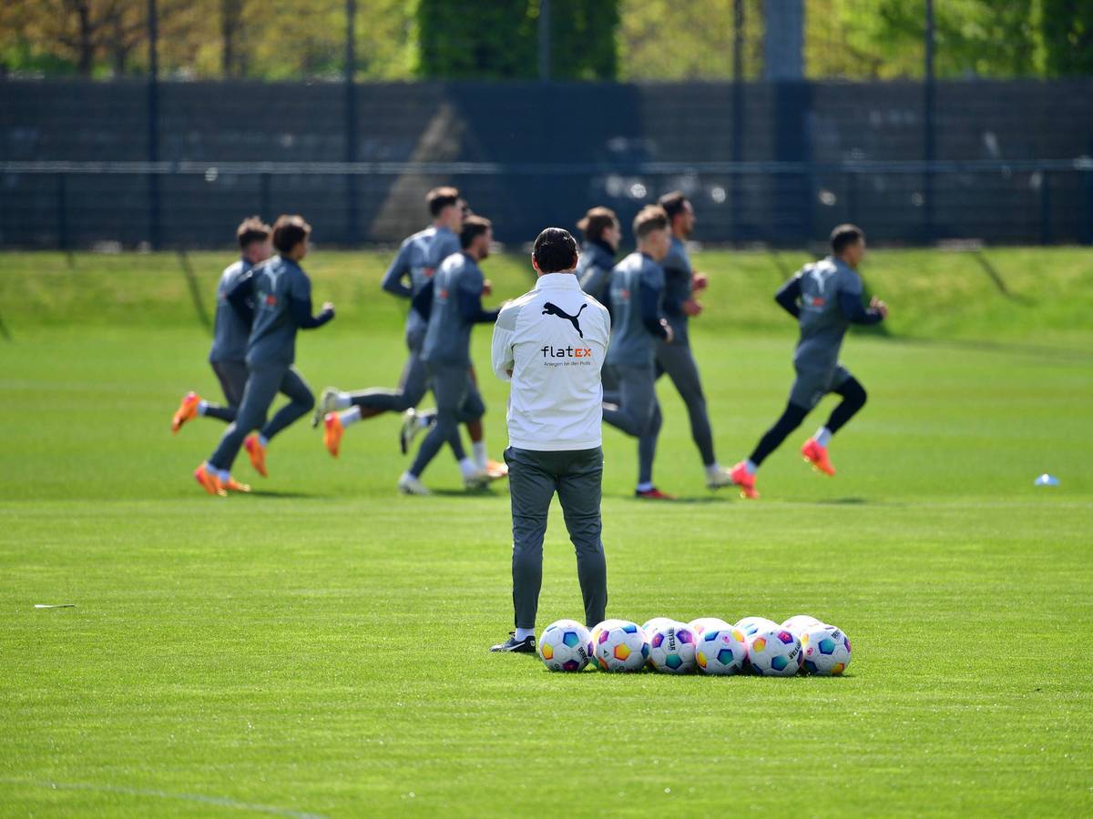 Gerardo Seoane beobachtete seine Mannschaft beim Lauf-Training.
