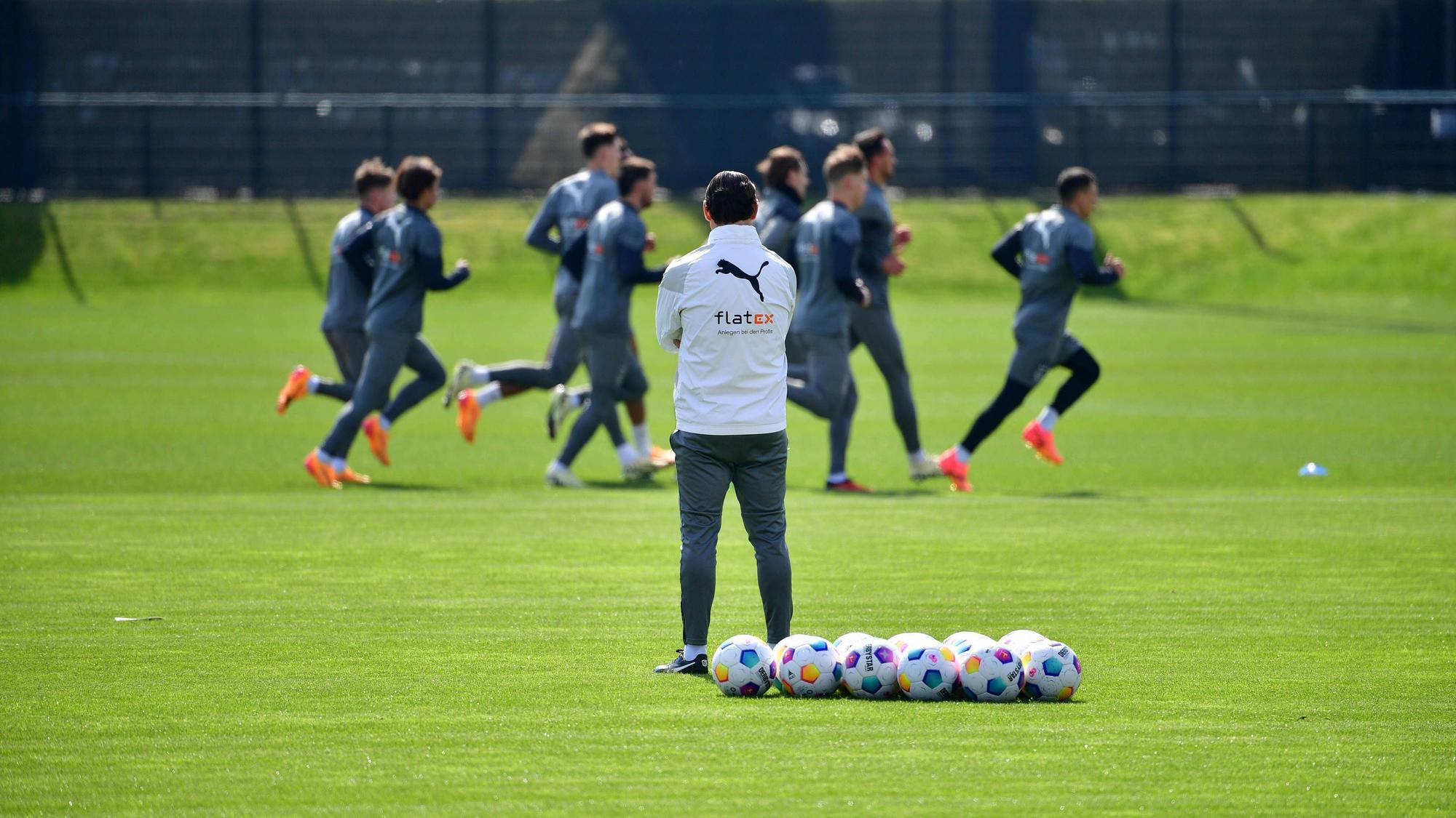 Gerardo Seoane beobachtete seine Mannschaft beim Lauf-Training.
