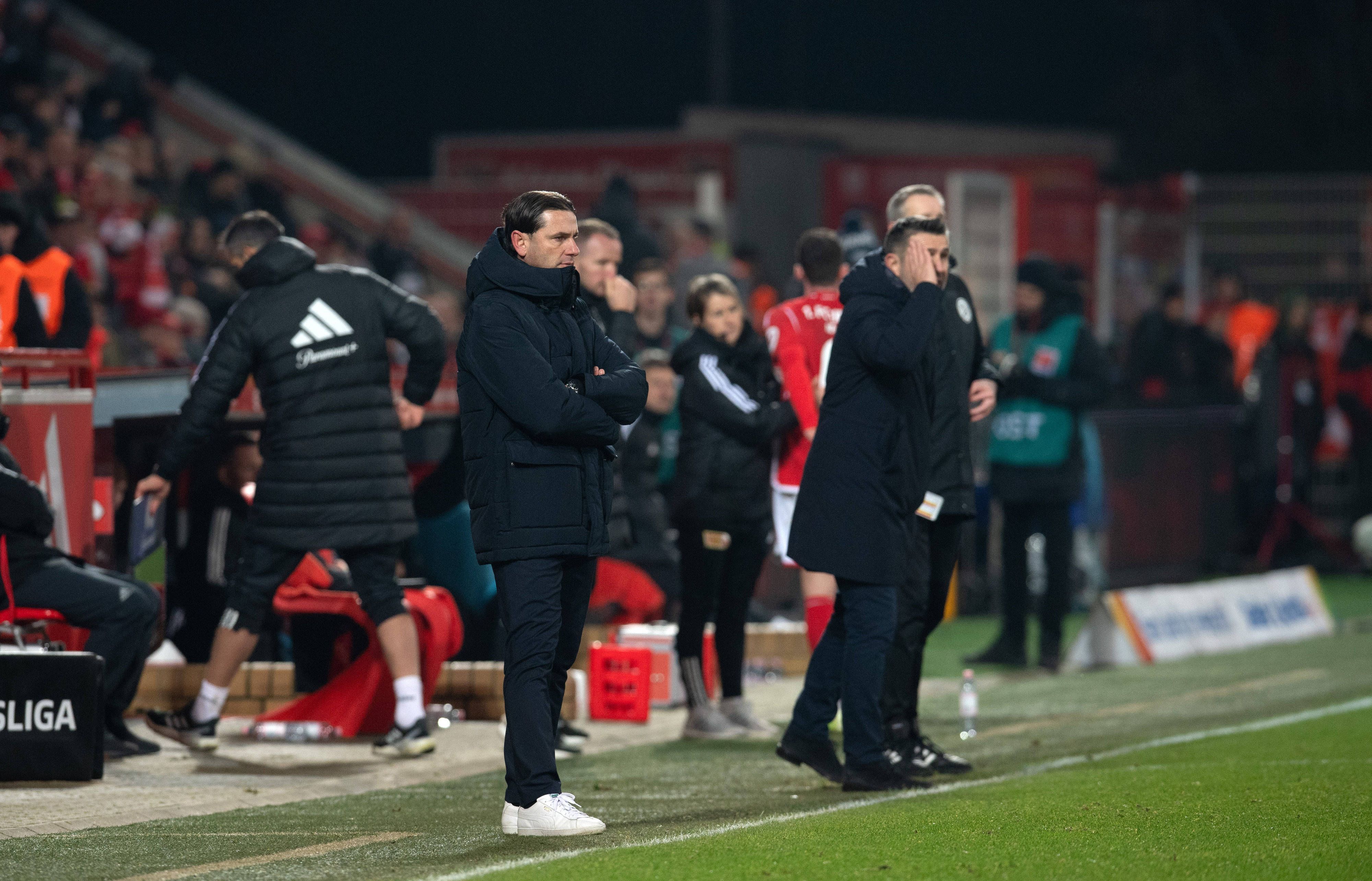Gerardo Seoane und Nenad Bjelica stehen an der Seitenlinie.