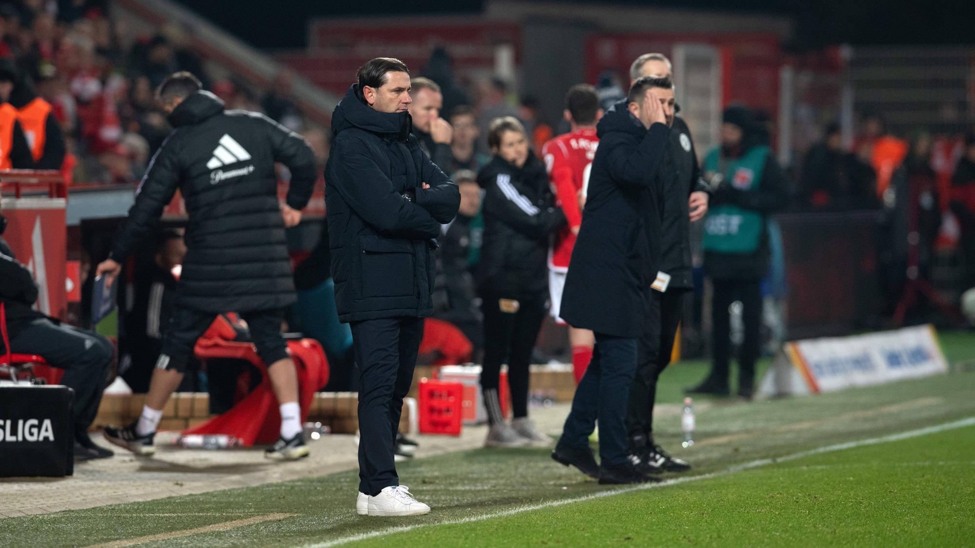 Gerardo Seoane und Nenad Bjelica stehen an der Seitenlinie.