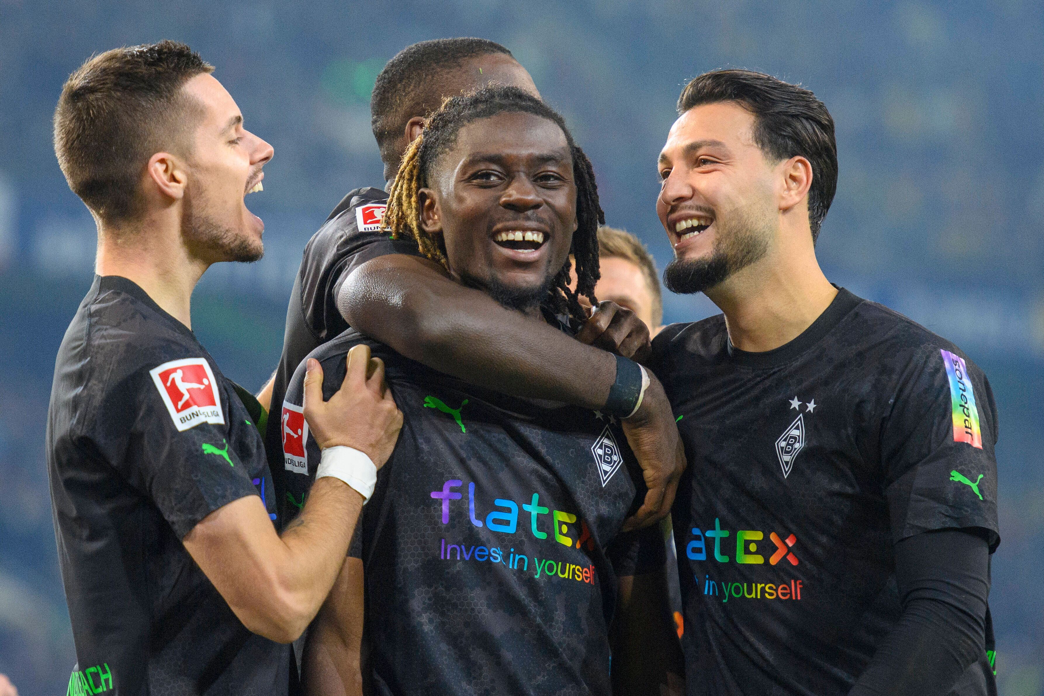 Gladbach-Spieler jubeln und lachen gemeinsam.