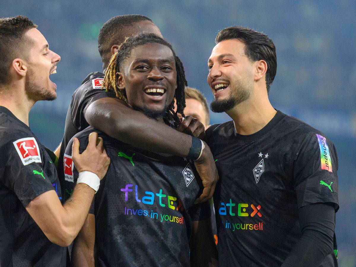Gladbach-Spieler jubeln und lachen gemeinsam.