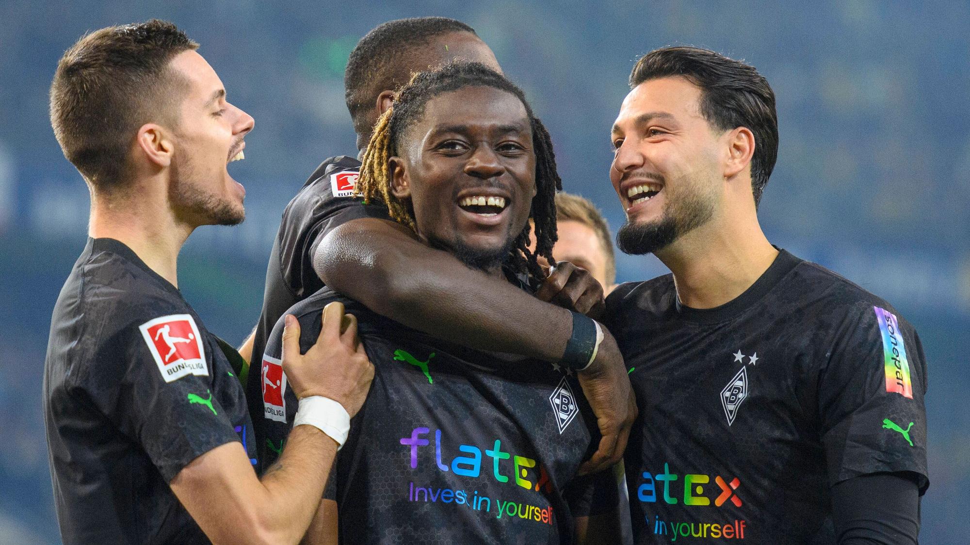 Gladbach-Spieler jubeln und lachen gemeinsam.