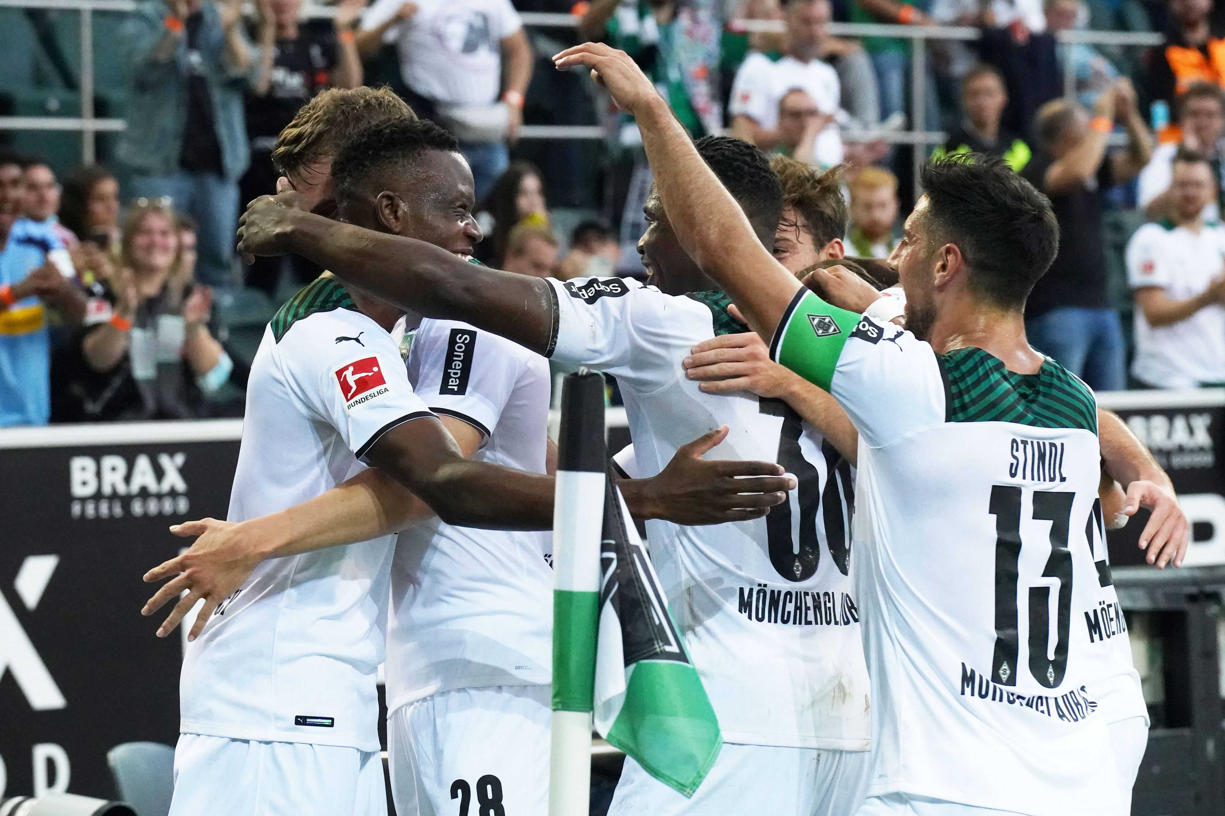 Borussia-Spieler jubeln an der Eckfahne.