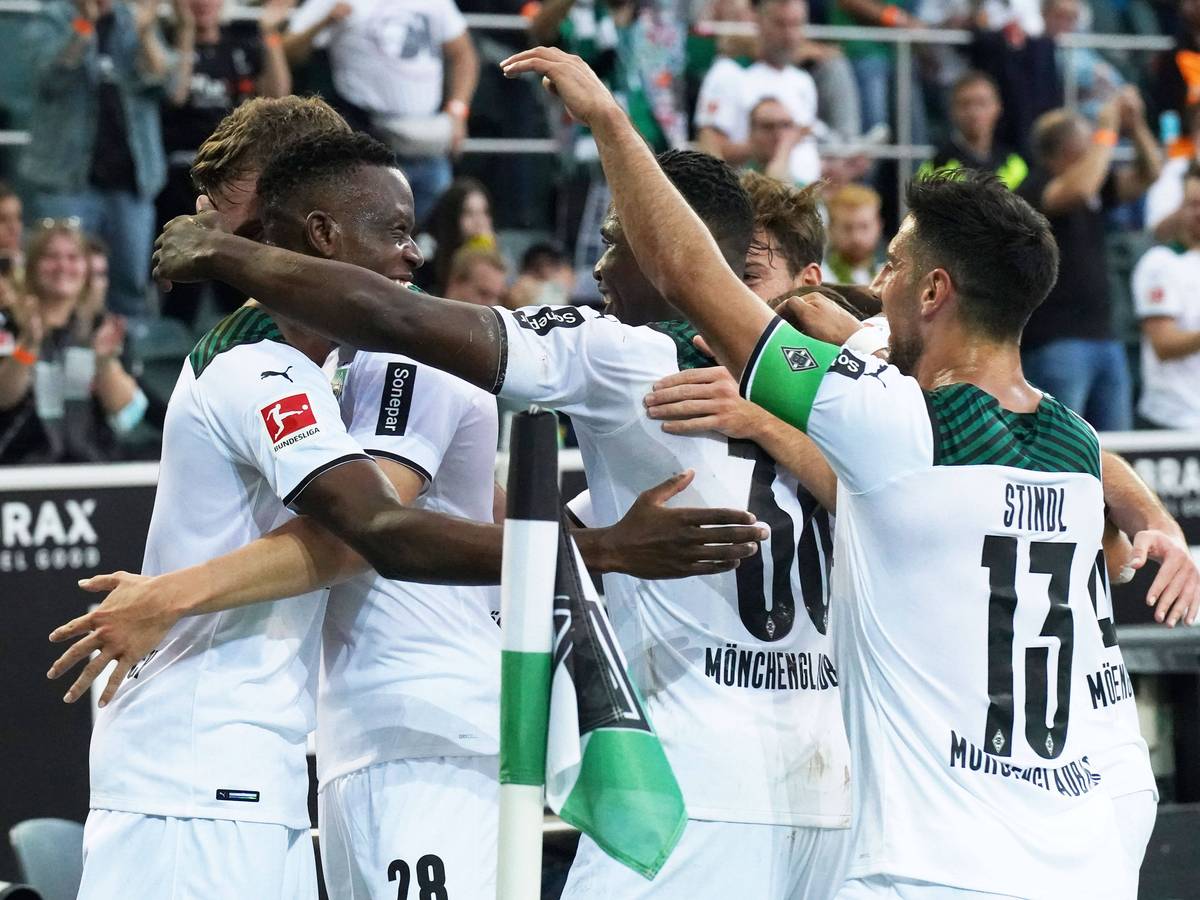 Borussia-Spieler jubeln an der Eckfahne.