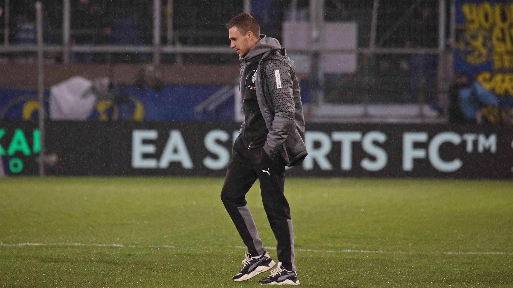 Patrick Herrmann bei der Platzbegehung in Saarbrücken.