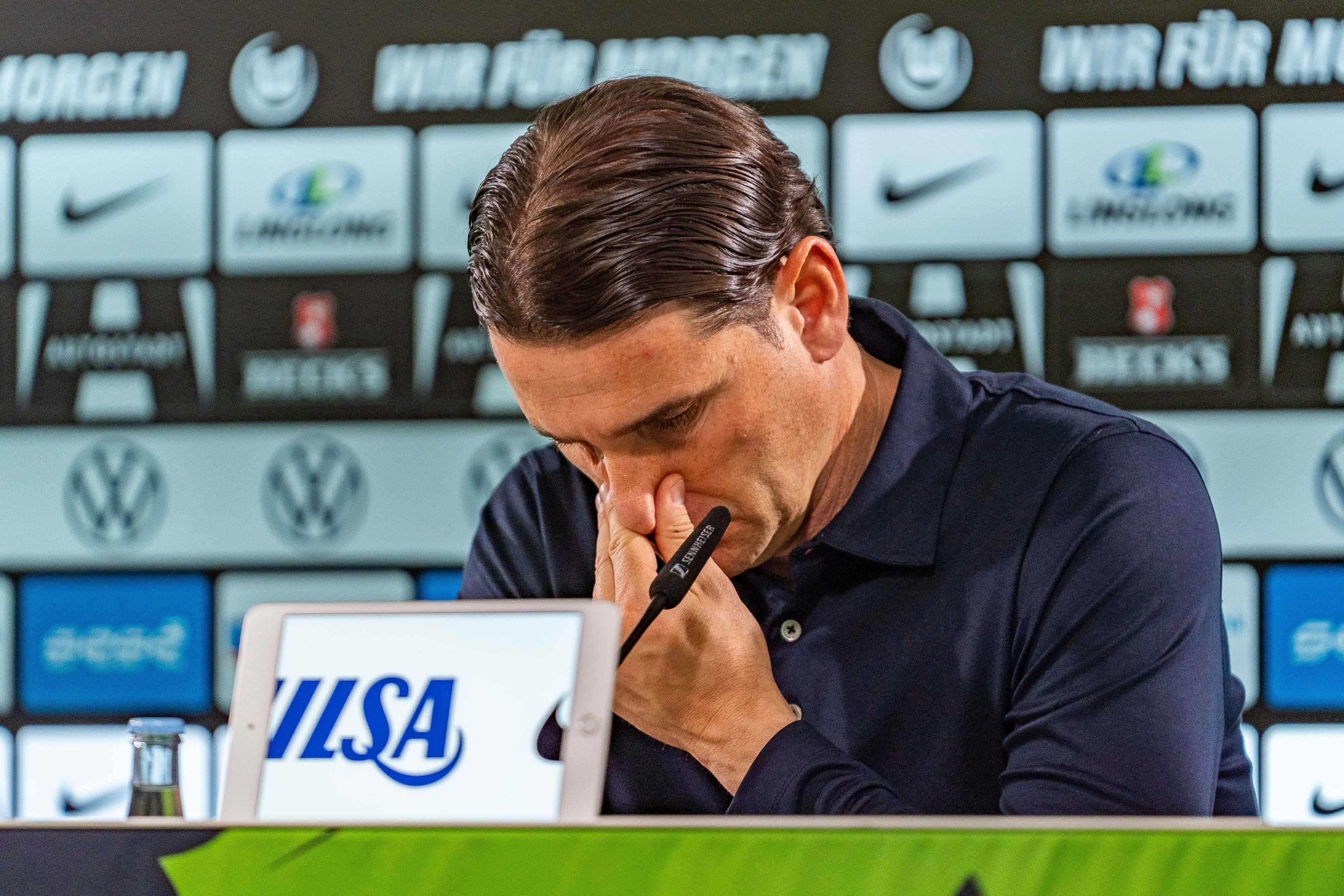 Gerardo Seoane fasst sich an die Nase.