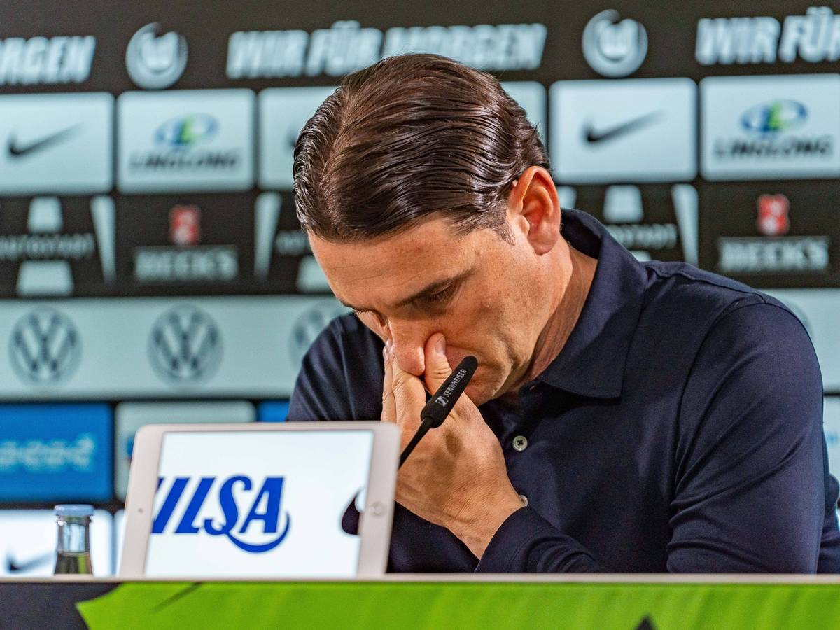 Gerardo Seoane fasst sich an die Nase.