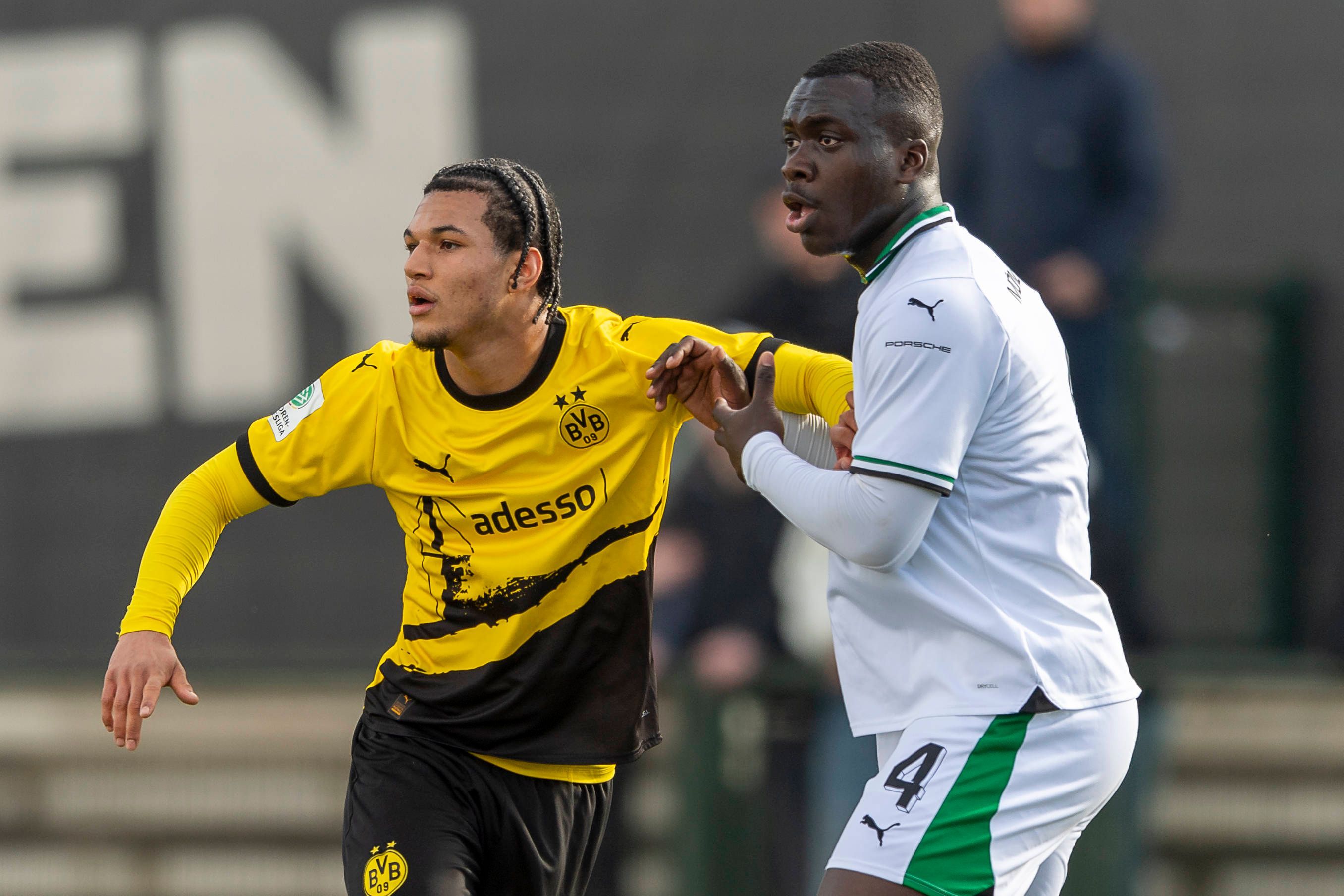 Ibrahim Digberekou im Zweikampf mit Paris Brunner.