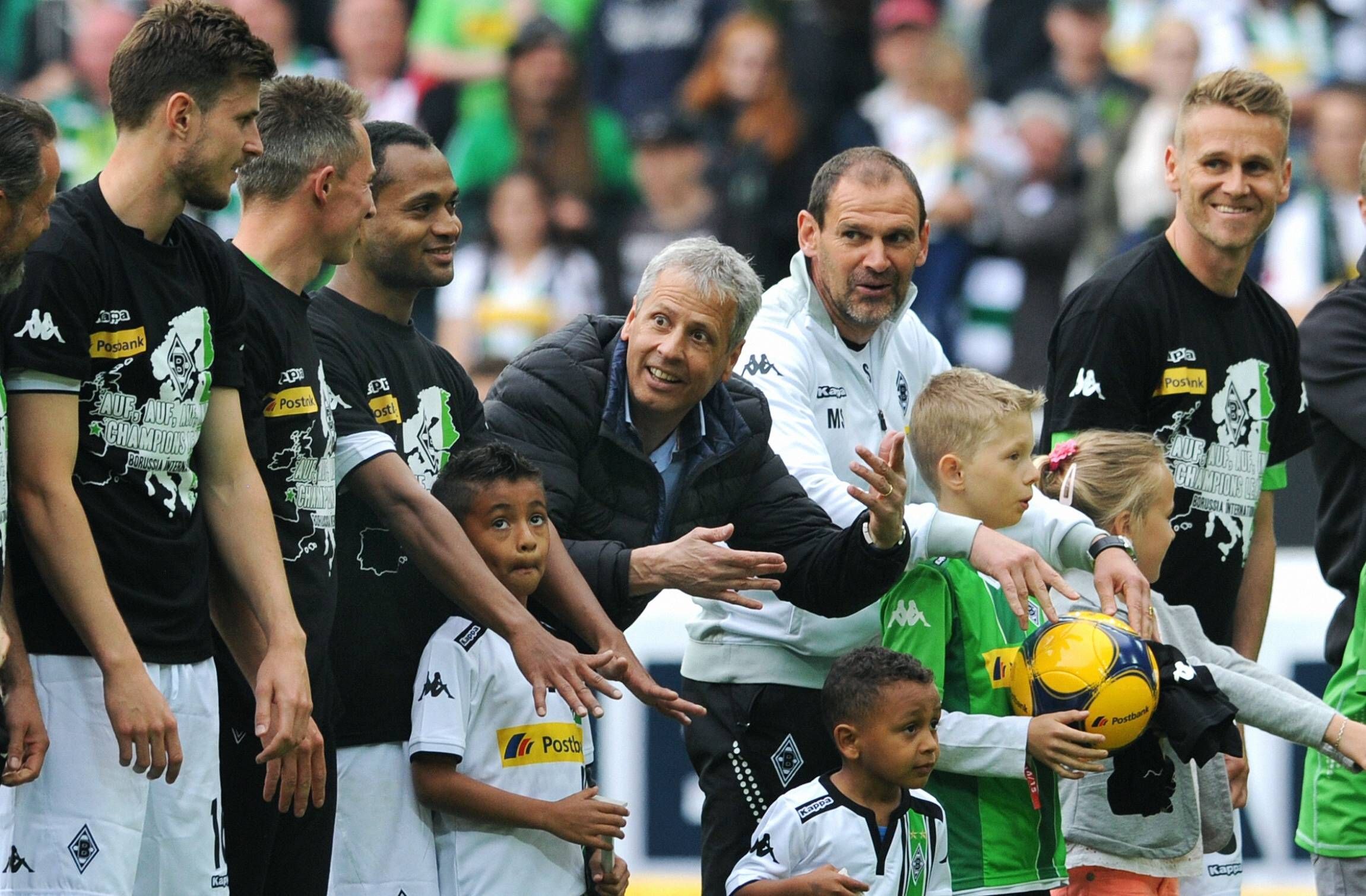 Filip Daems mit Teamkollegen und Lucien Favre vor der Nordkurve.