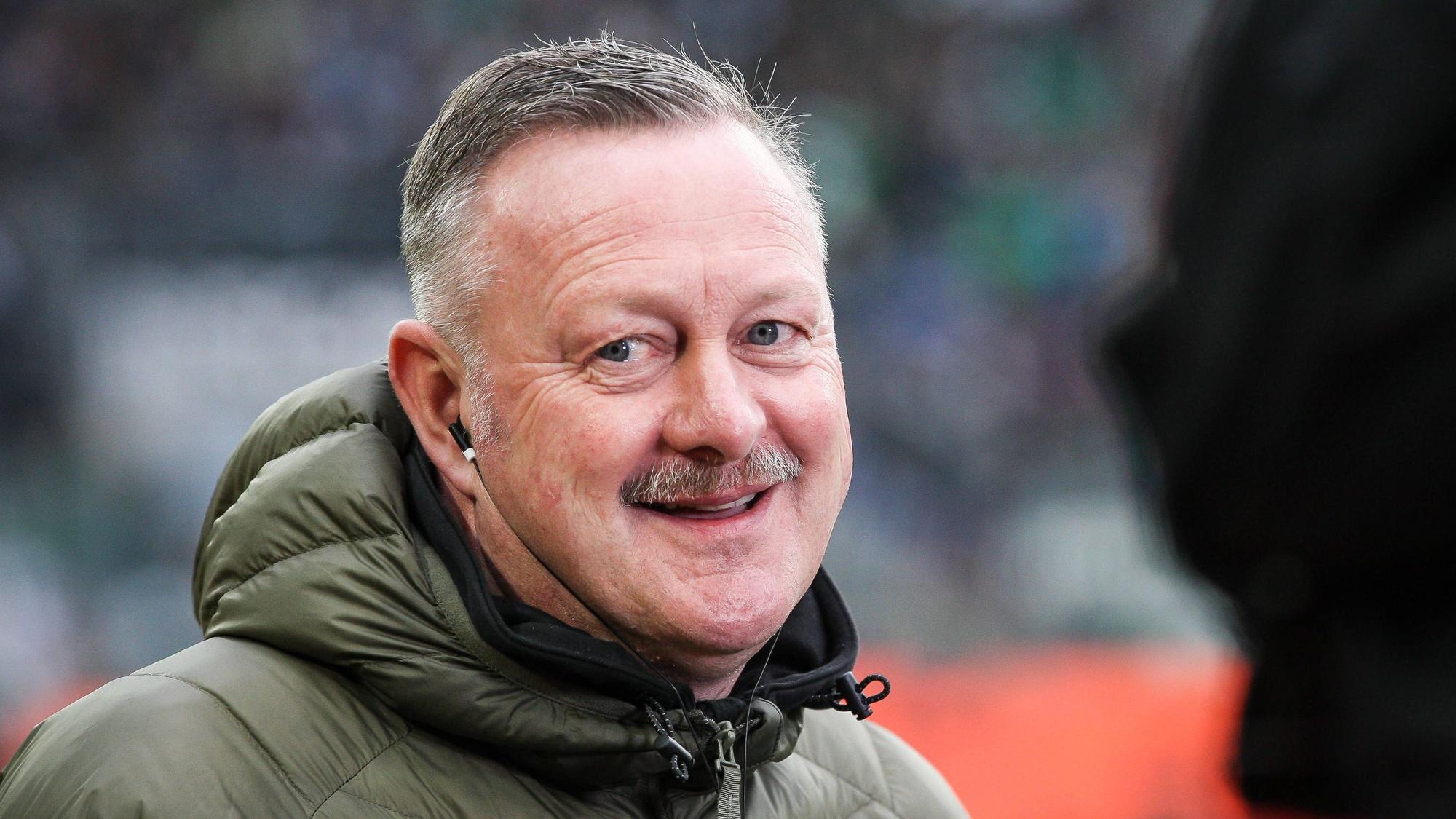 Roland Virkus am Spielfeldrand im Borussia-Park.