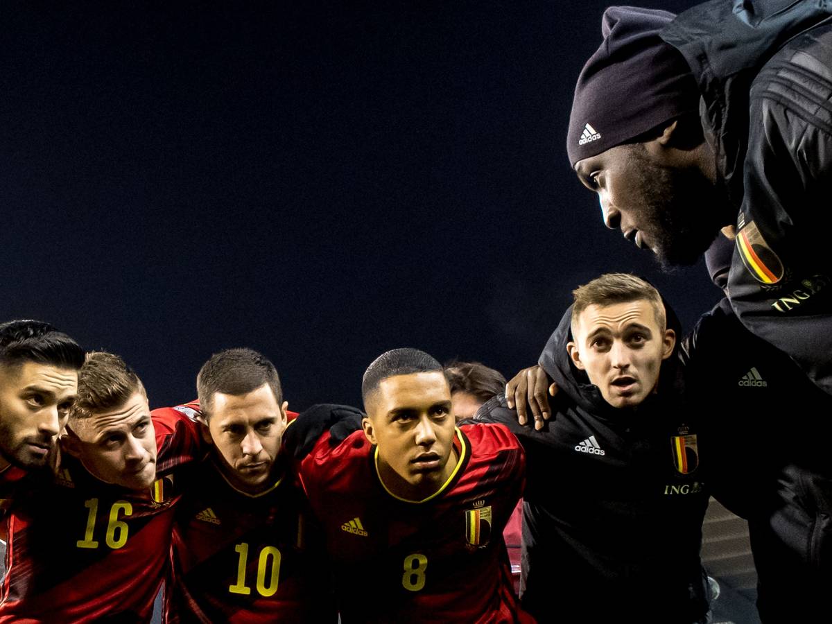 Thorgan Hazard und Eden Hazard bei einer Ansprache der belgischen Nationalmannschaft.