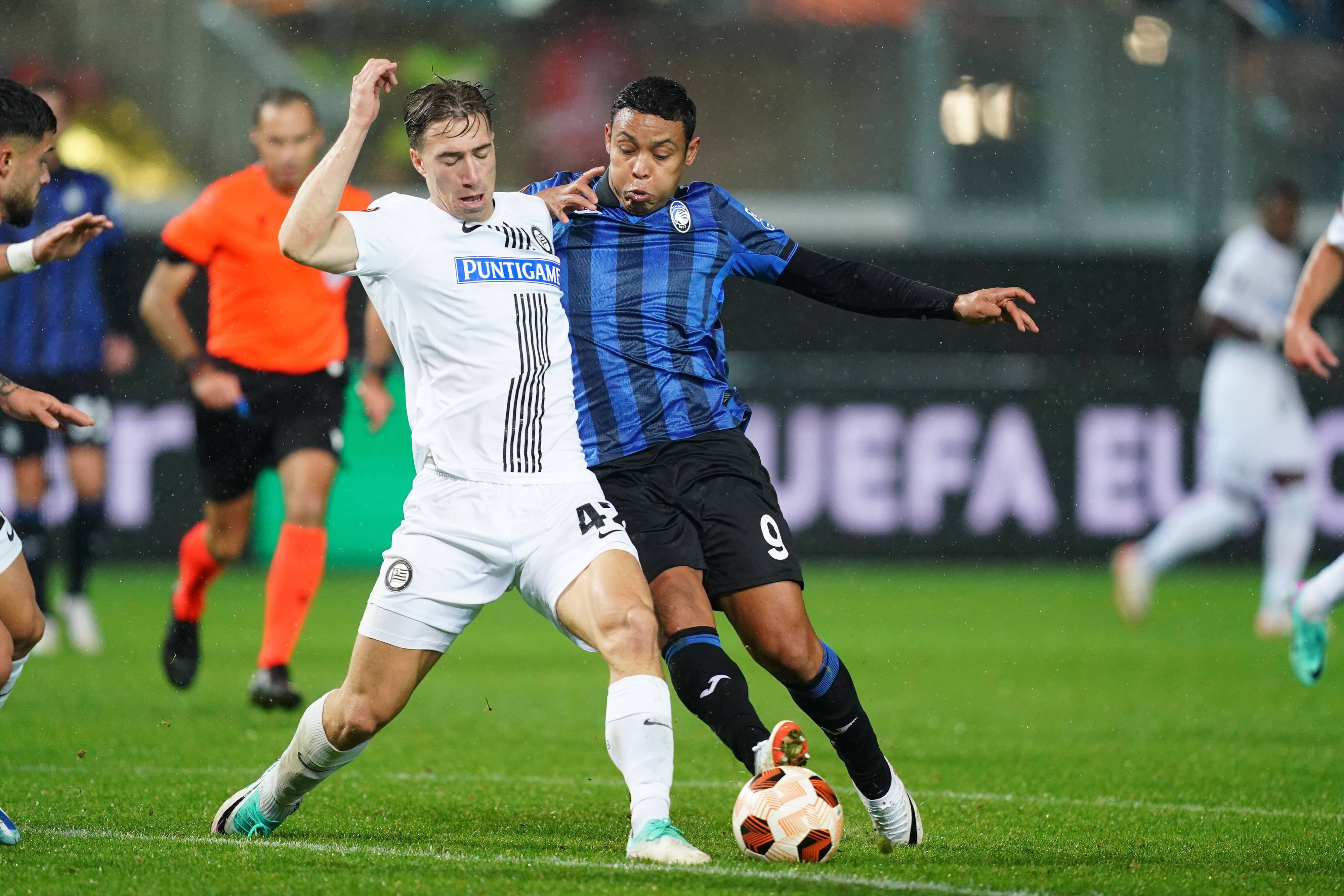 Luis Muriel im Duell mit David Affengruber.