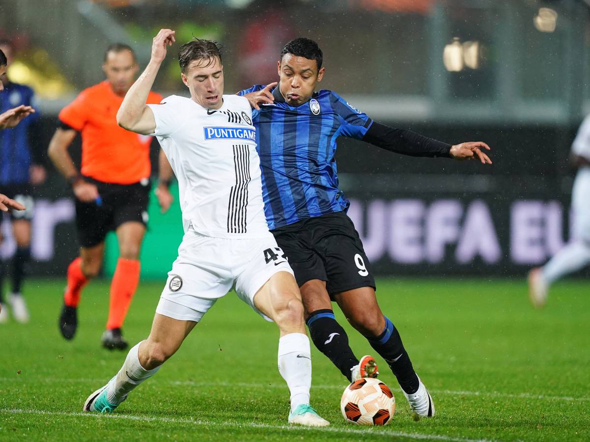 Luis Muriel im Duell mit David Affengruber.