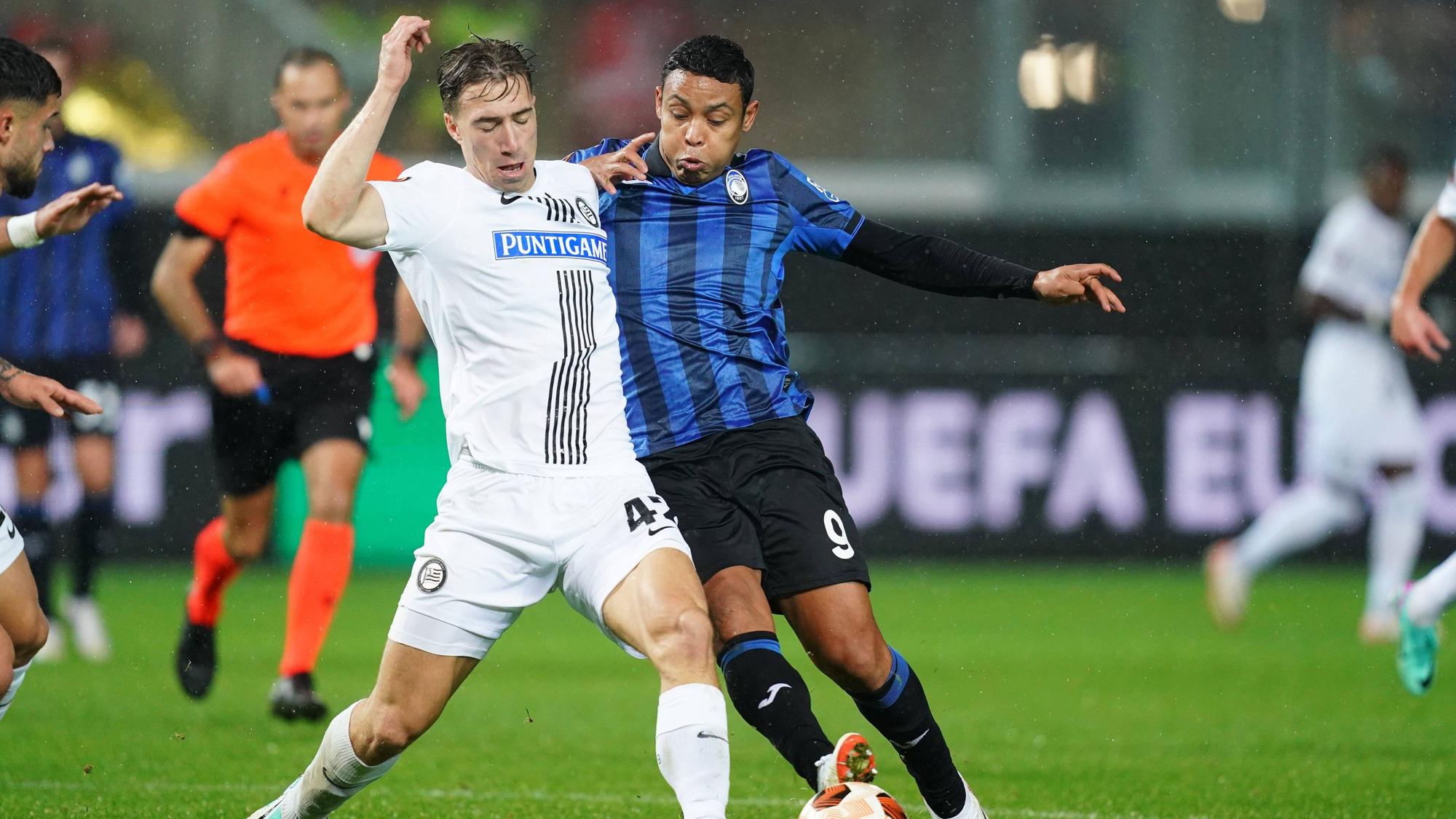 Luis Muriel im Duell mit David Affengruber.