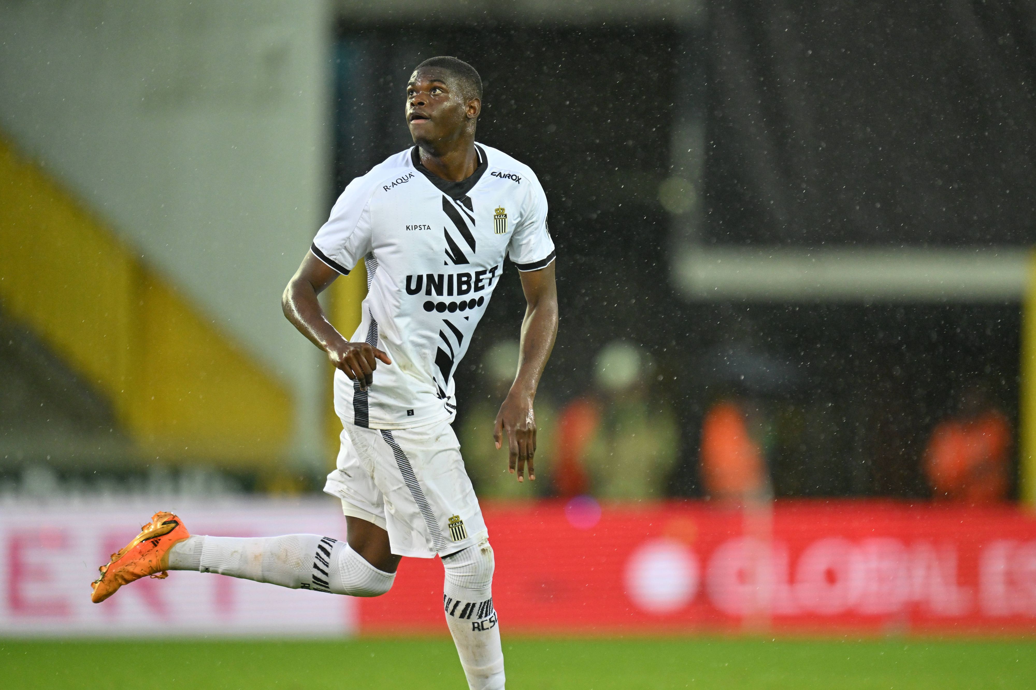 Mitchy Ntelo im weißen Charleroi-Trikot.