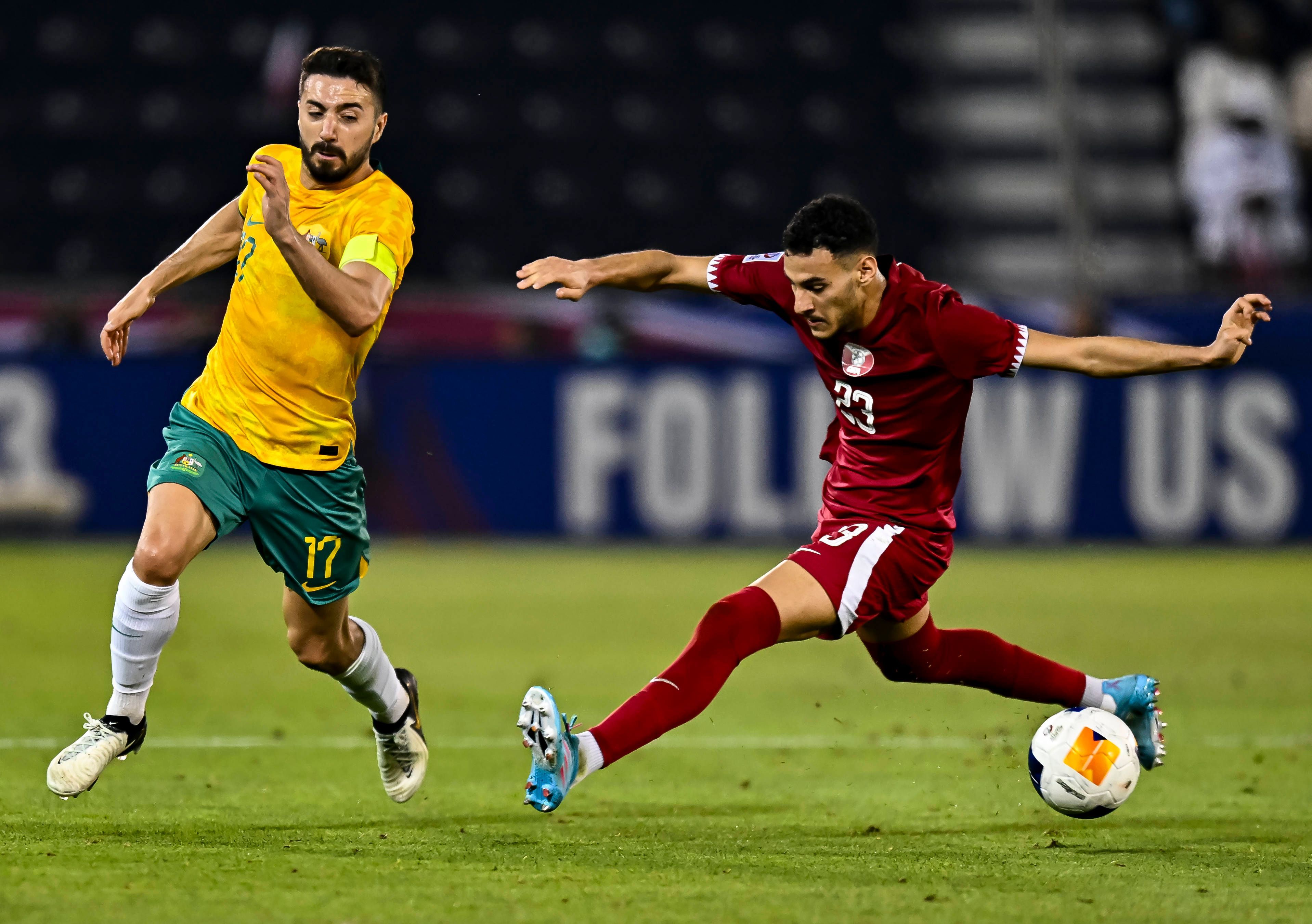 Jacob Italiano, im Trikot von Australien, tunnelt seinen Gegenspieler.
