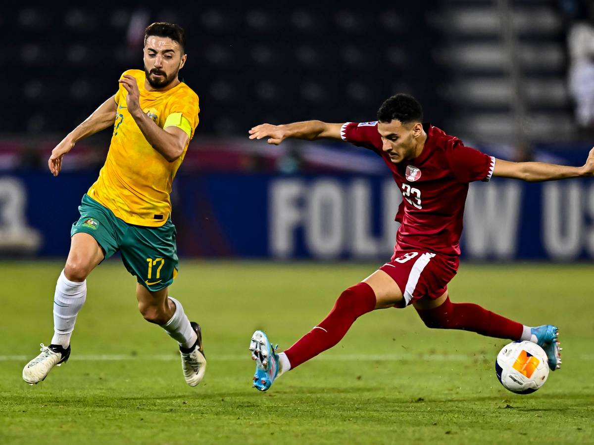 Jacob Italiano, im Trikot von Australien, tunnelt seinen Gegenspieler.
