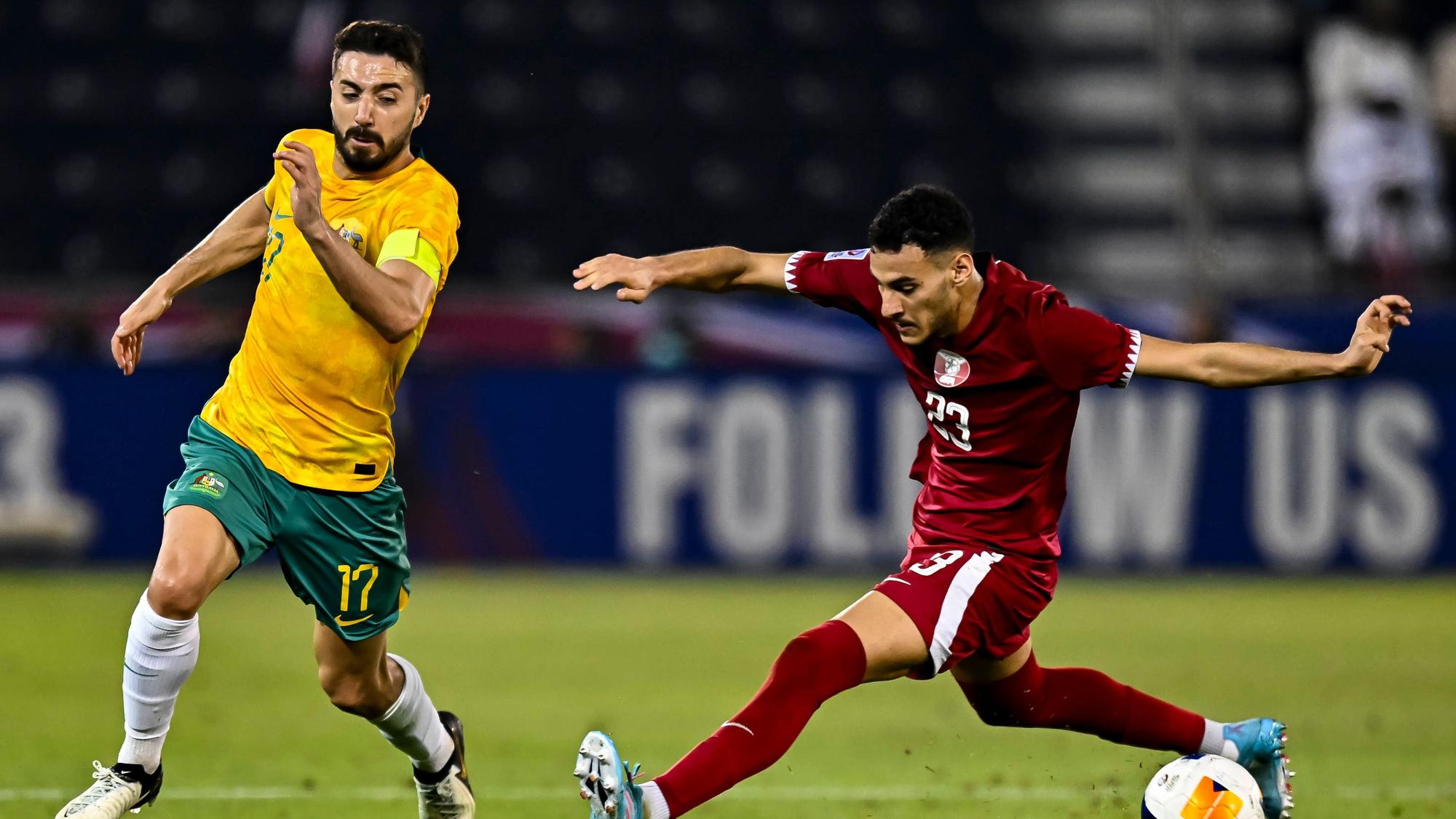 Jacob Italiano, im Trikot von Australien, tunnelt seinen Gegenspieler.