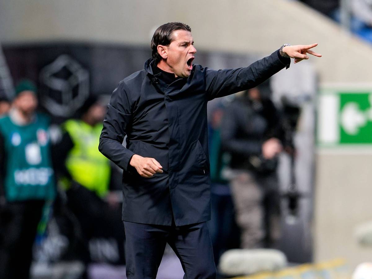 Gerardo Seoane ruft etwas auf das Feld und zeigt mit seinen Fingern etwas an.
