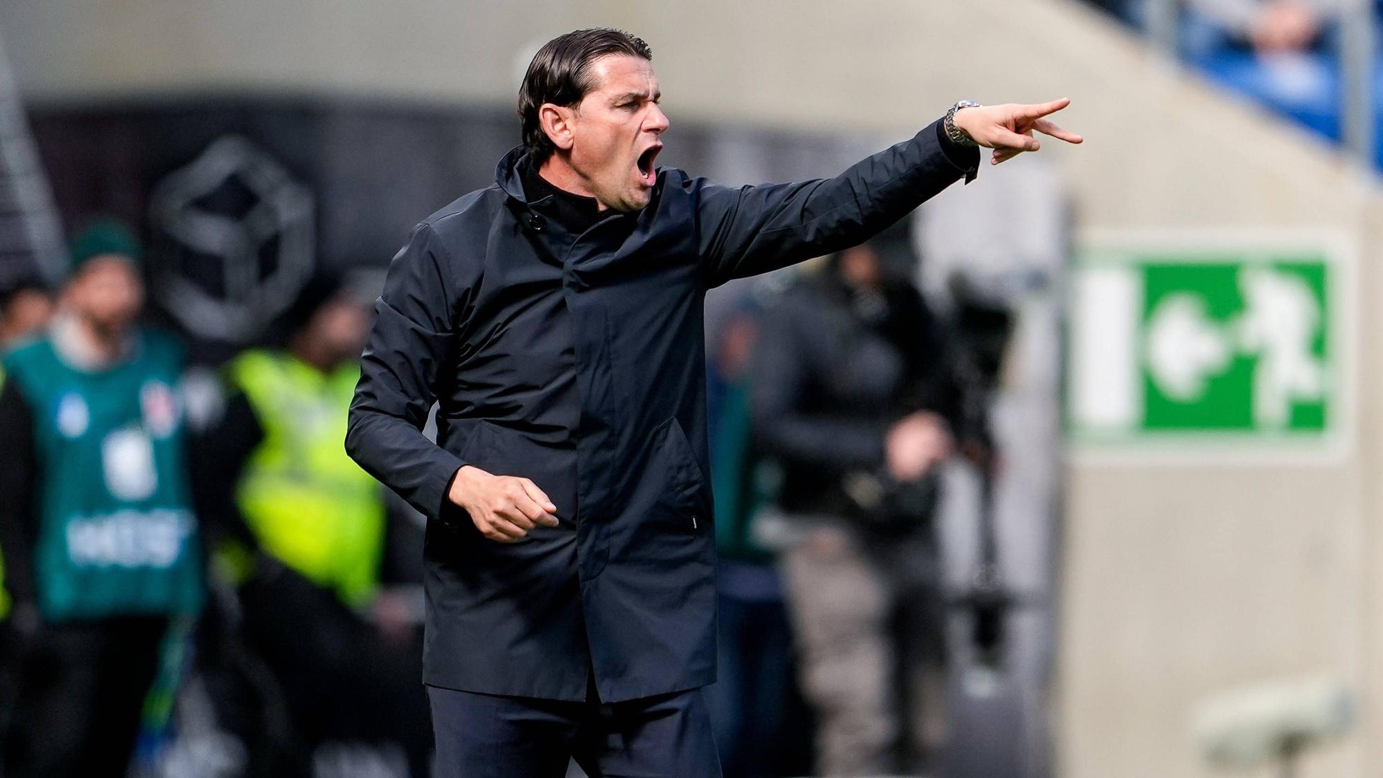 Gerardo Seoane ruft etwas auf das Feld und zeigt mit seinen Fingern etwas an.