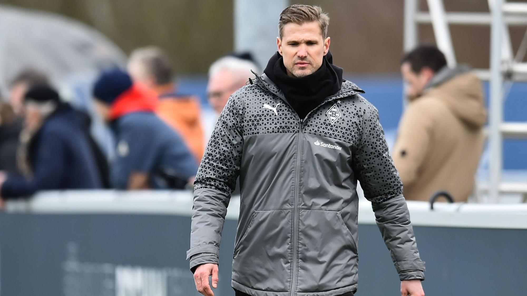 Oliver Kirch in einer Borussia-Jacke.