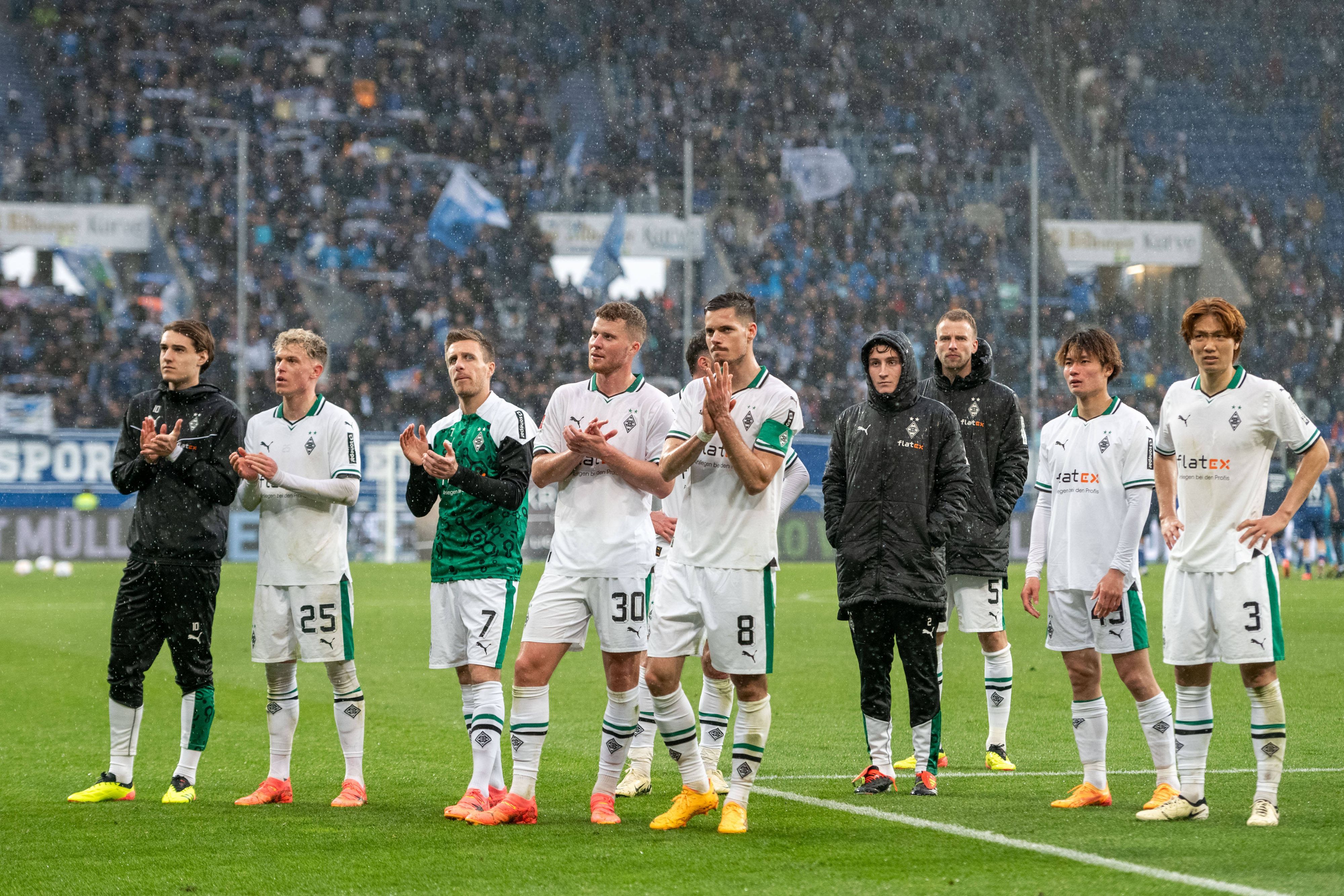 Borussia-Spieler vor der Gästekurve beim Hoffenheim-Spiel.