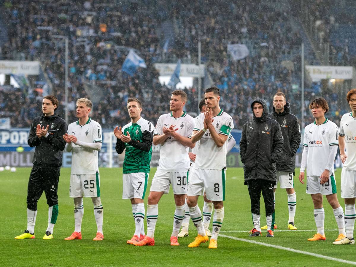 Borussia-Spieler vor der Gästekurve beim Hoffenheim-Spiel.