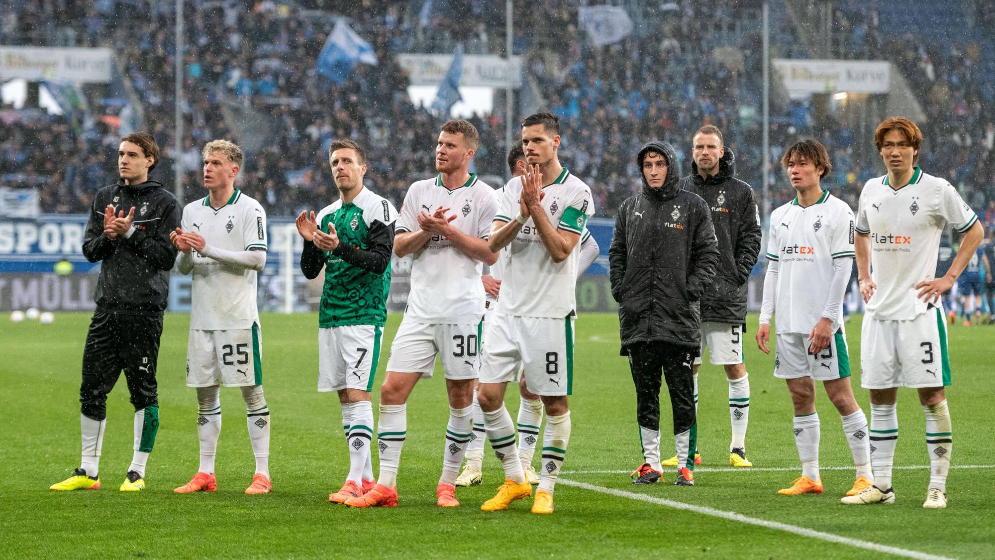 Borussia-Spieler vor der Gästekurve beim Hoffenheim-Spiel.