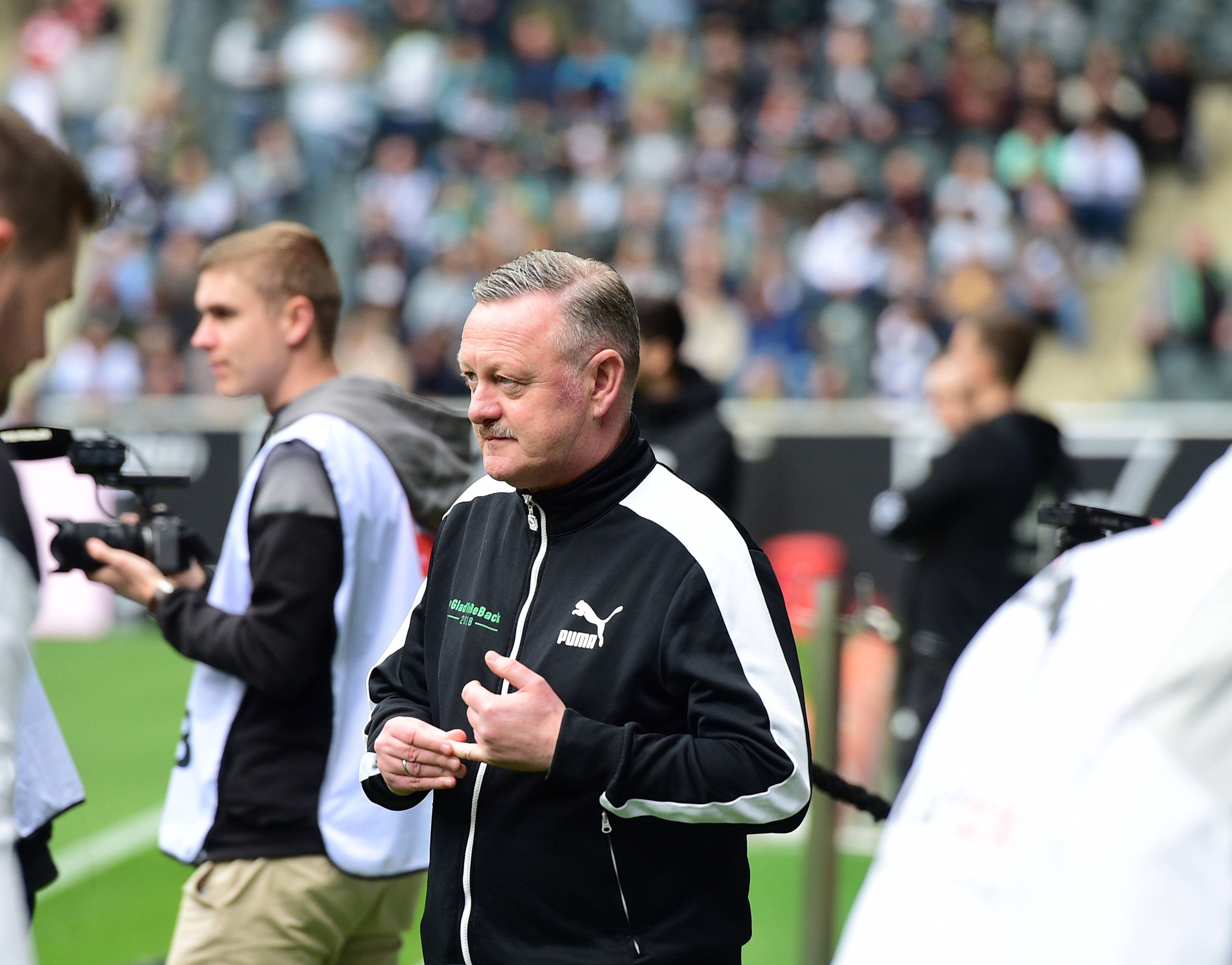 Roland Virkus am Spielfeldrand.