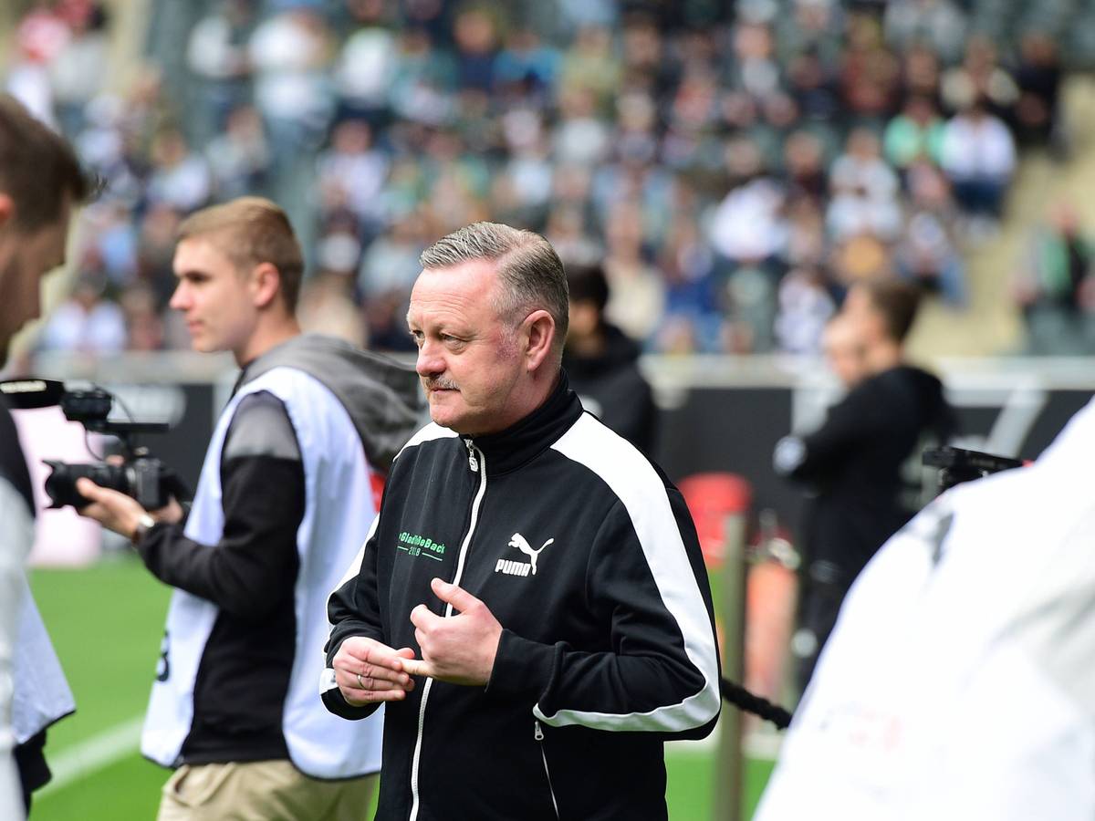 Roland Virkus am Spielfeldrand.
