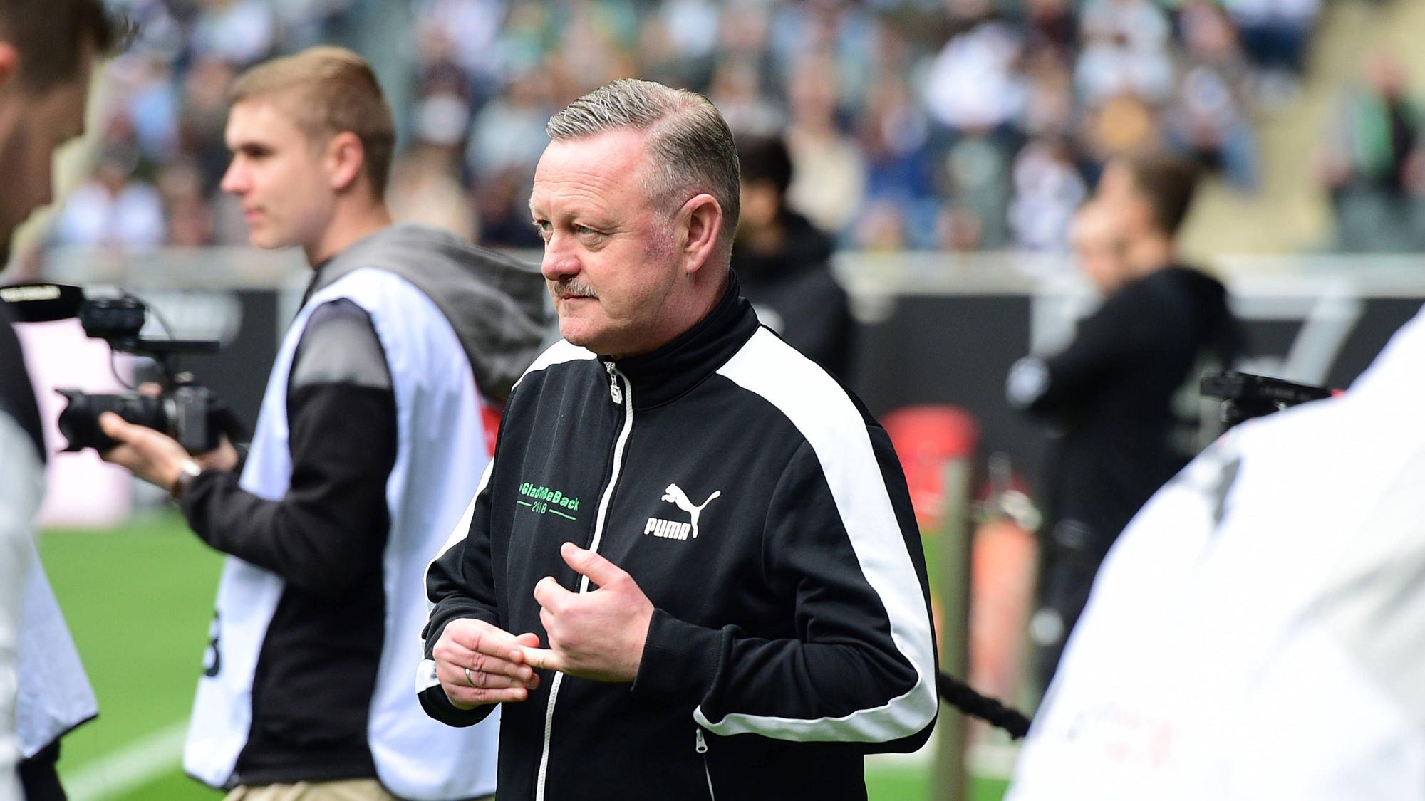 Roland Virkus am Spielfeldrand.