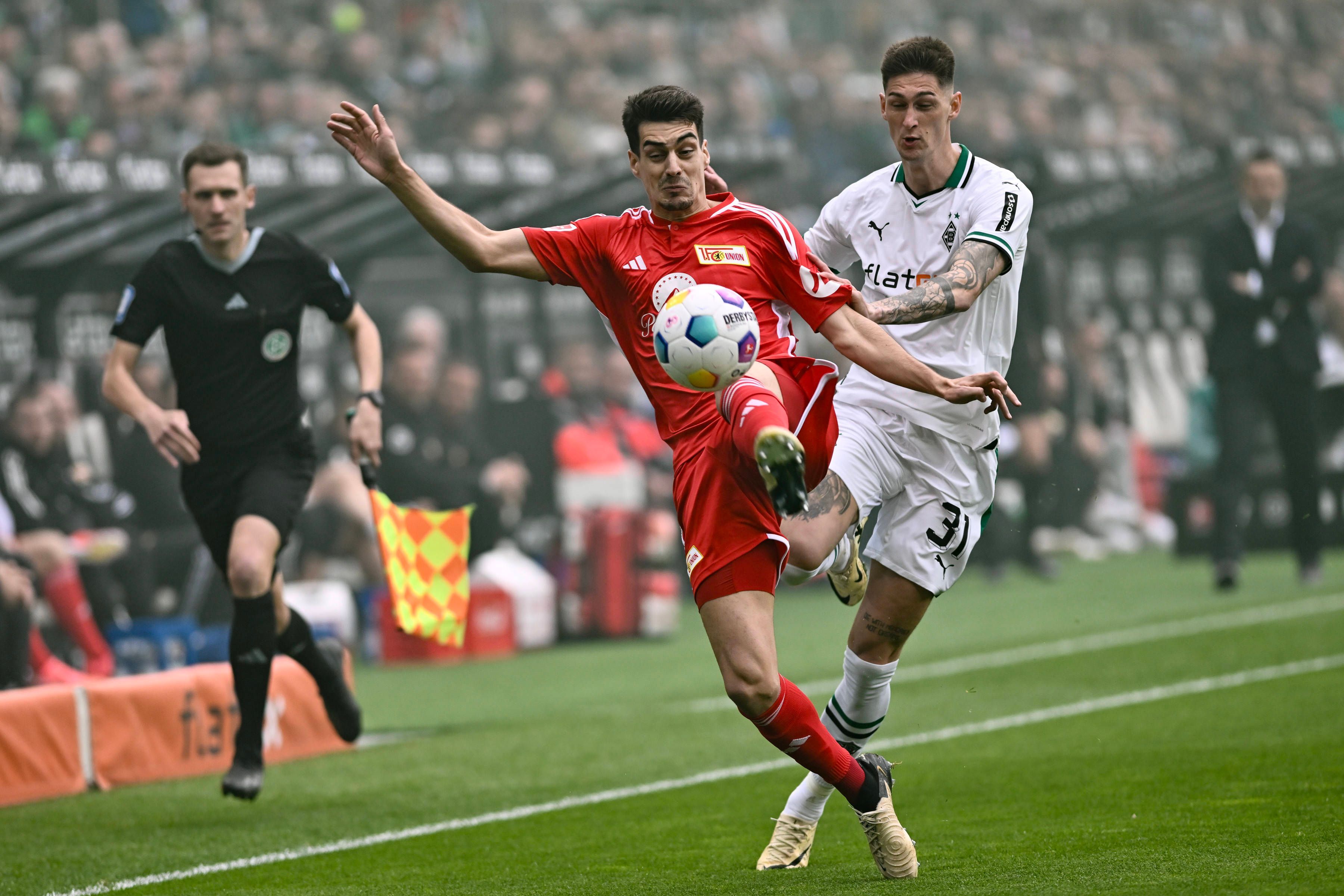 Tomas Cvancara im Zweikampf mit Diogo Leite.