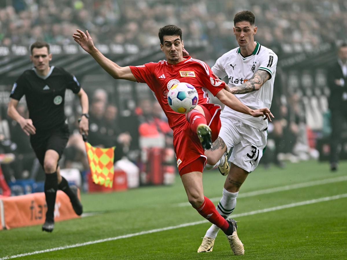 Tomas Cvancara im Zweikampf mit Diogo Leite.
