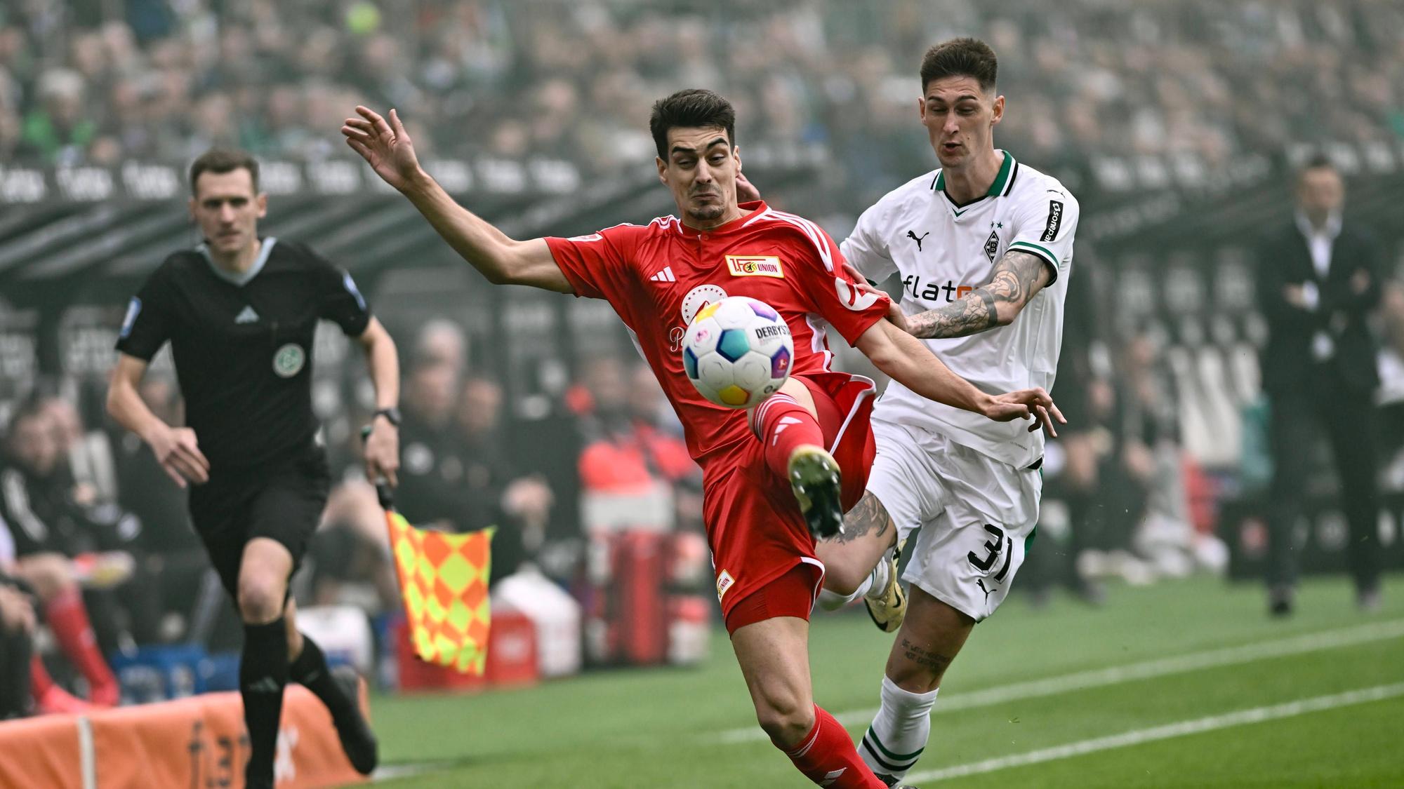 Tomas Cvancara im Zweikampf mit Diogo Leite.
