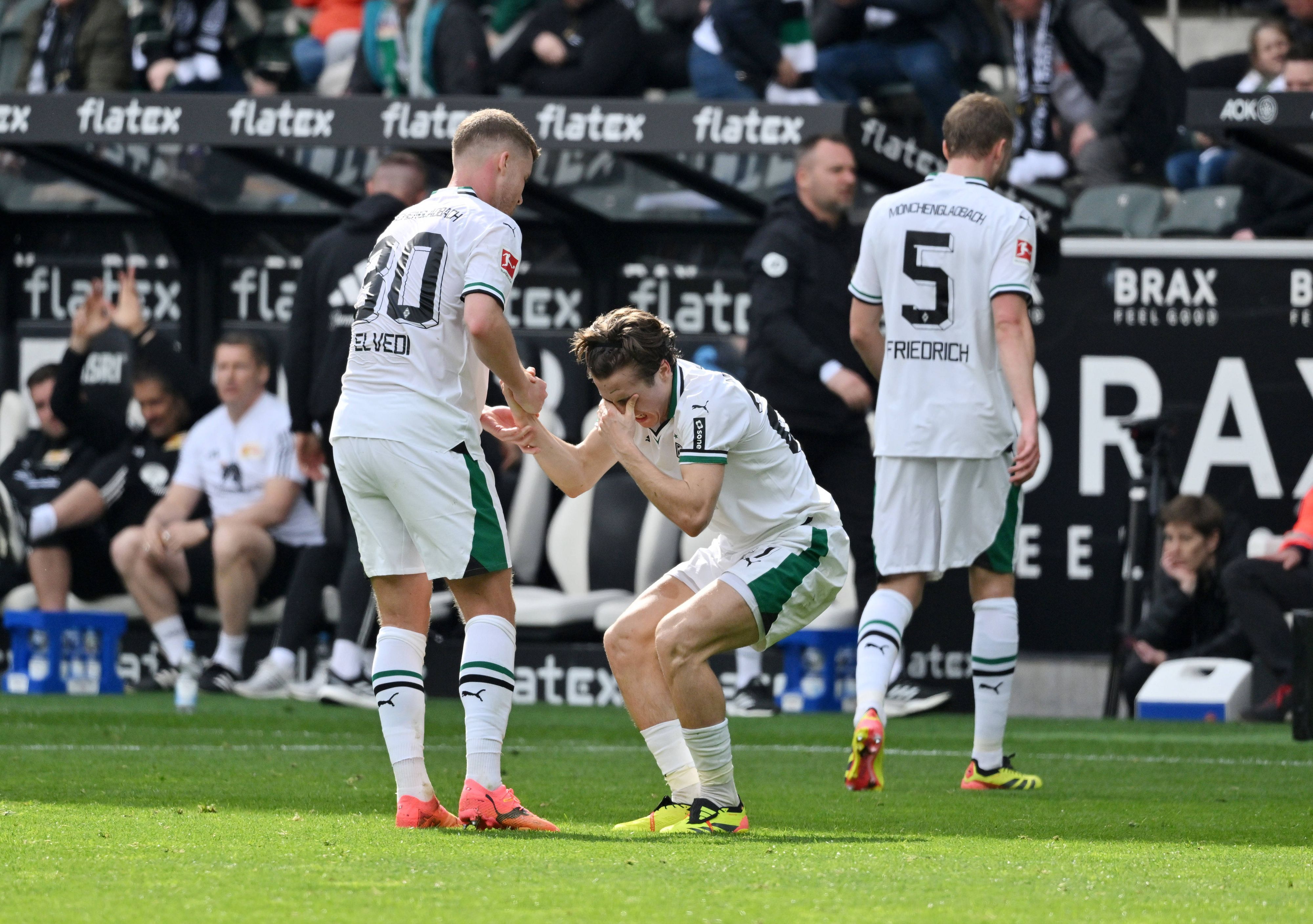 Luca Netz hilft Rocco Reitz auf.